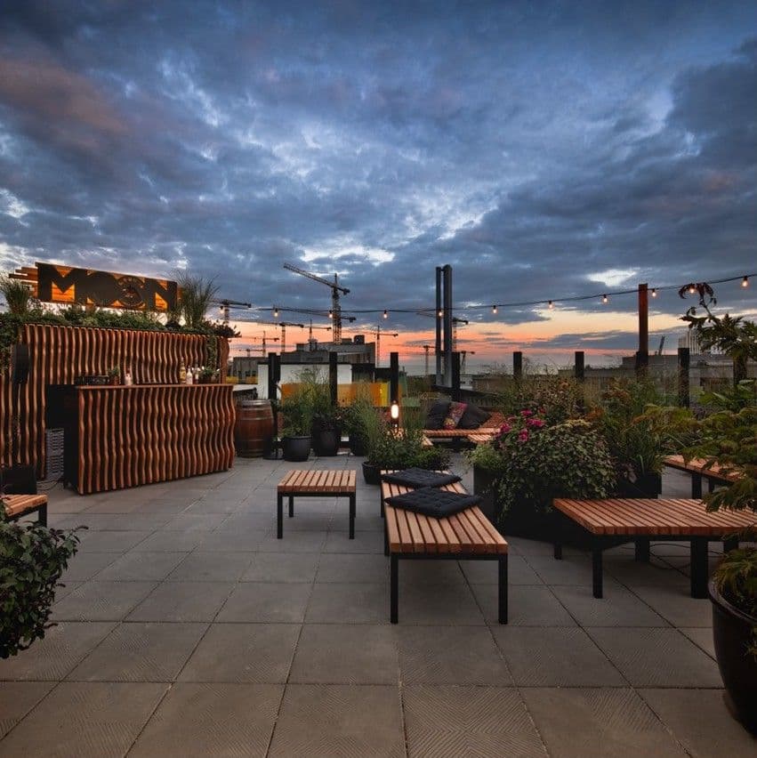 Der Garten der Bar Moon 46 im Sonnenuntergang