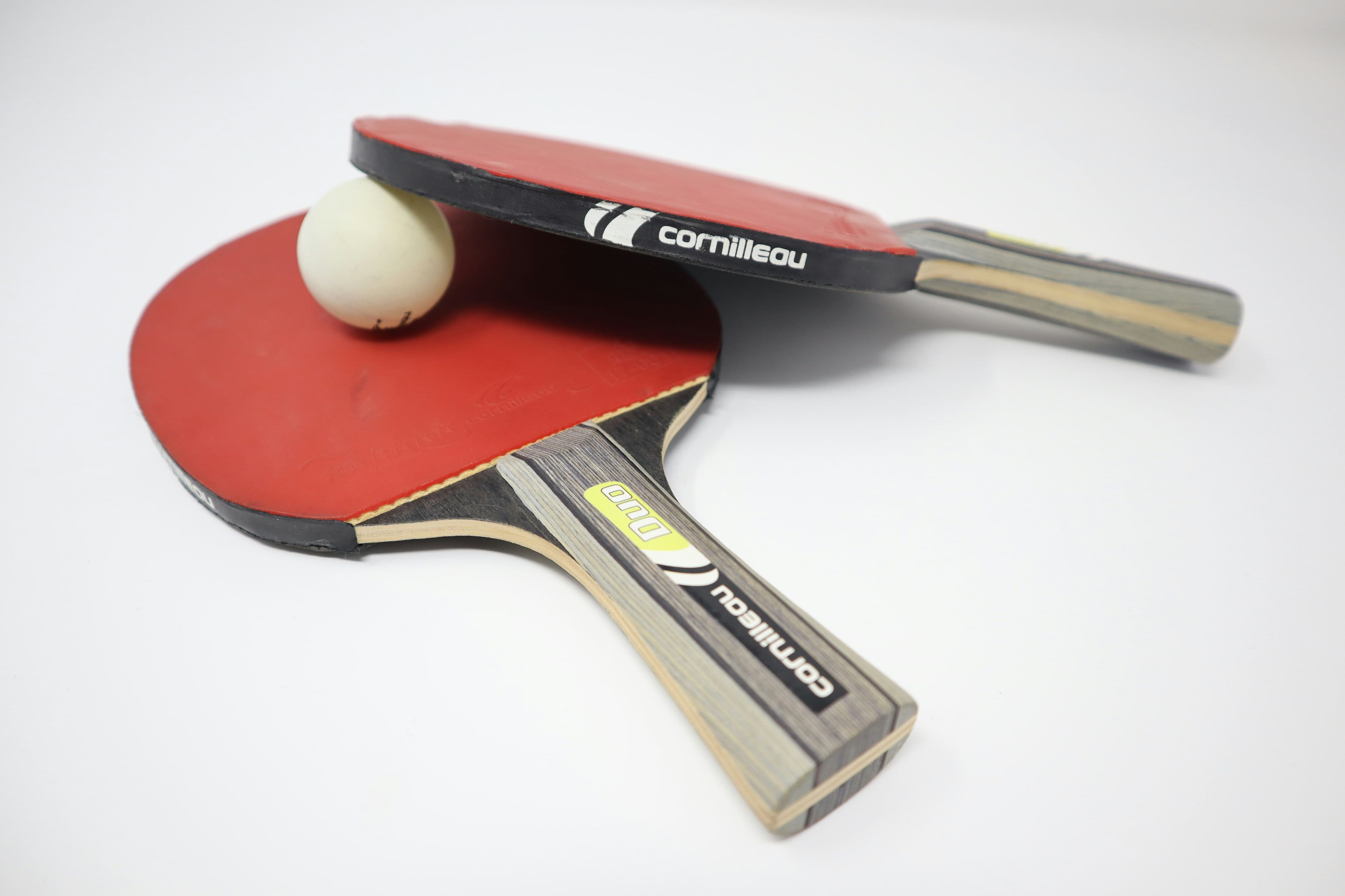 Zwei rote Tischtennisschläger