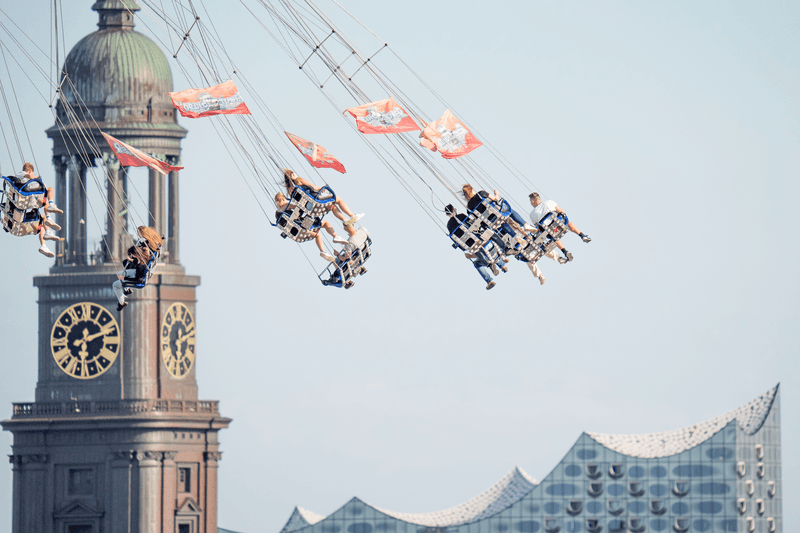 Kettenkarusell mit Elbphilharmonie im Hintergrund