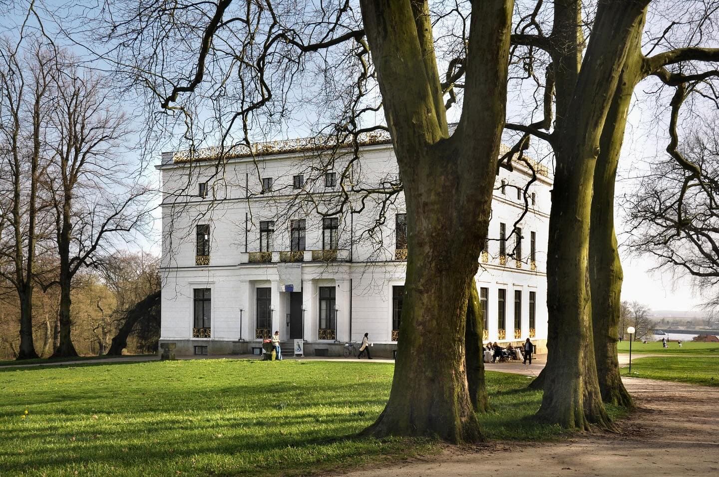 Außenansicht des Jenisch Hauses mit Bäumen davor