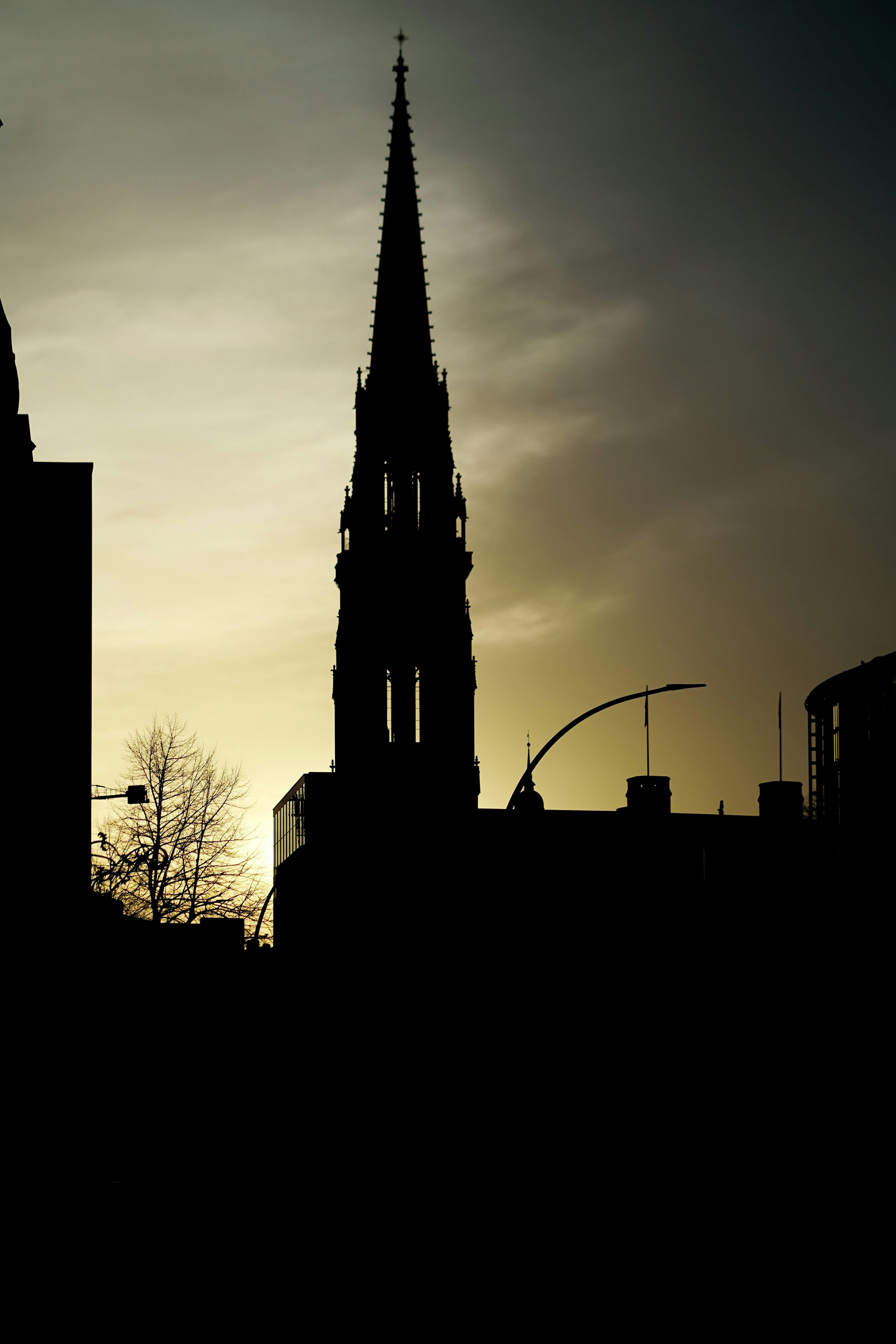 Kirchturm in der goldenen Stunde fotografiert.