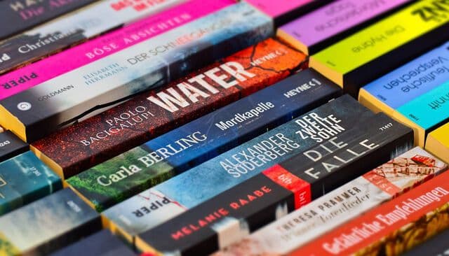 Ein Karton mit Büchern mit dem Buchrücken nach oben