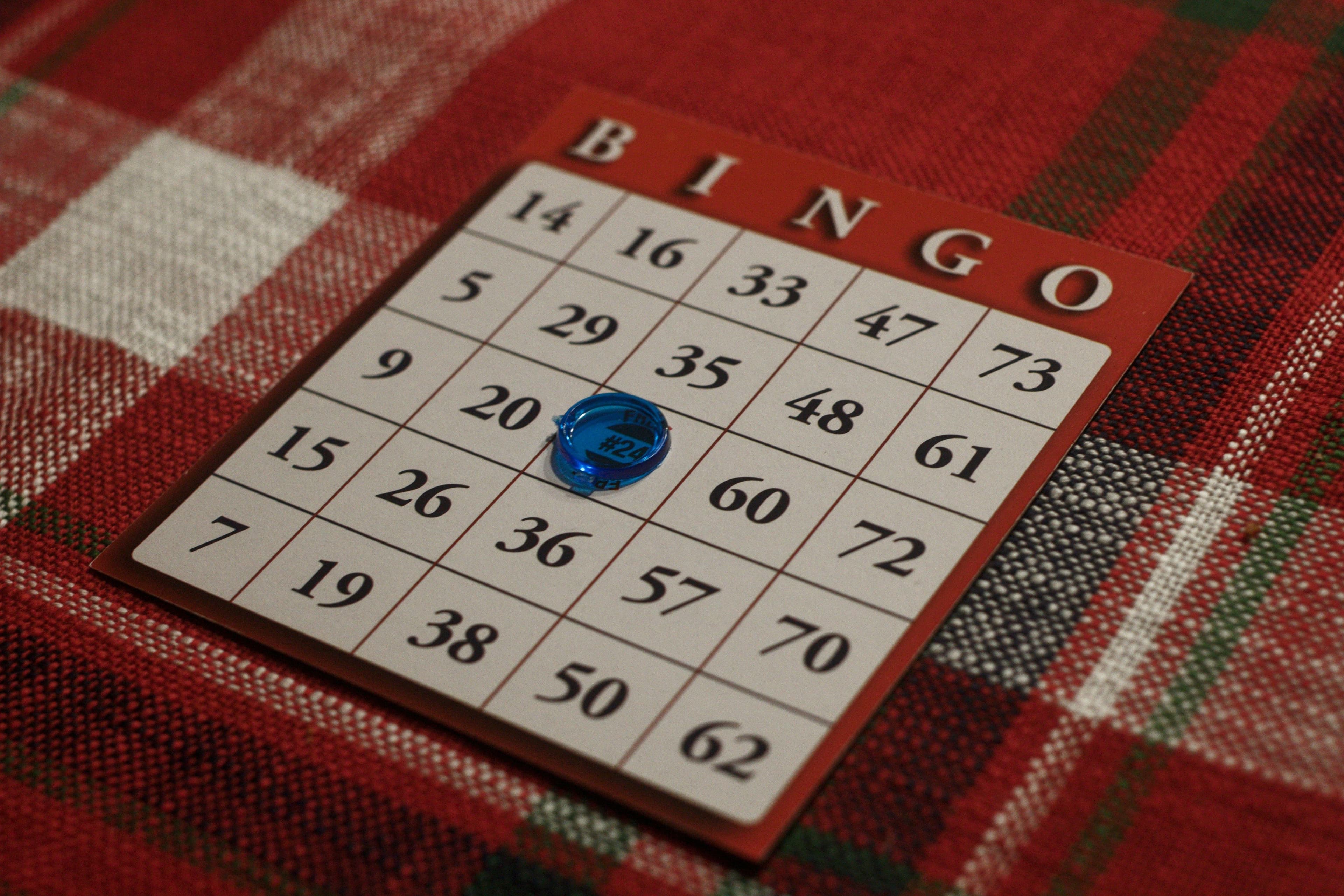 Bingo-Karte auf karierter Tischdecke