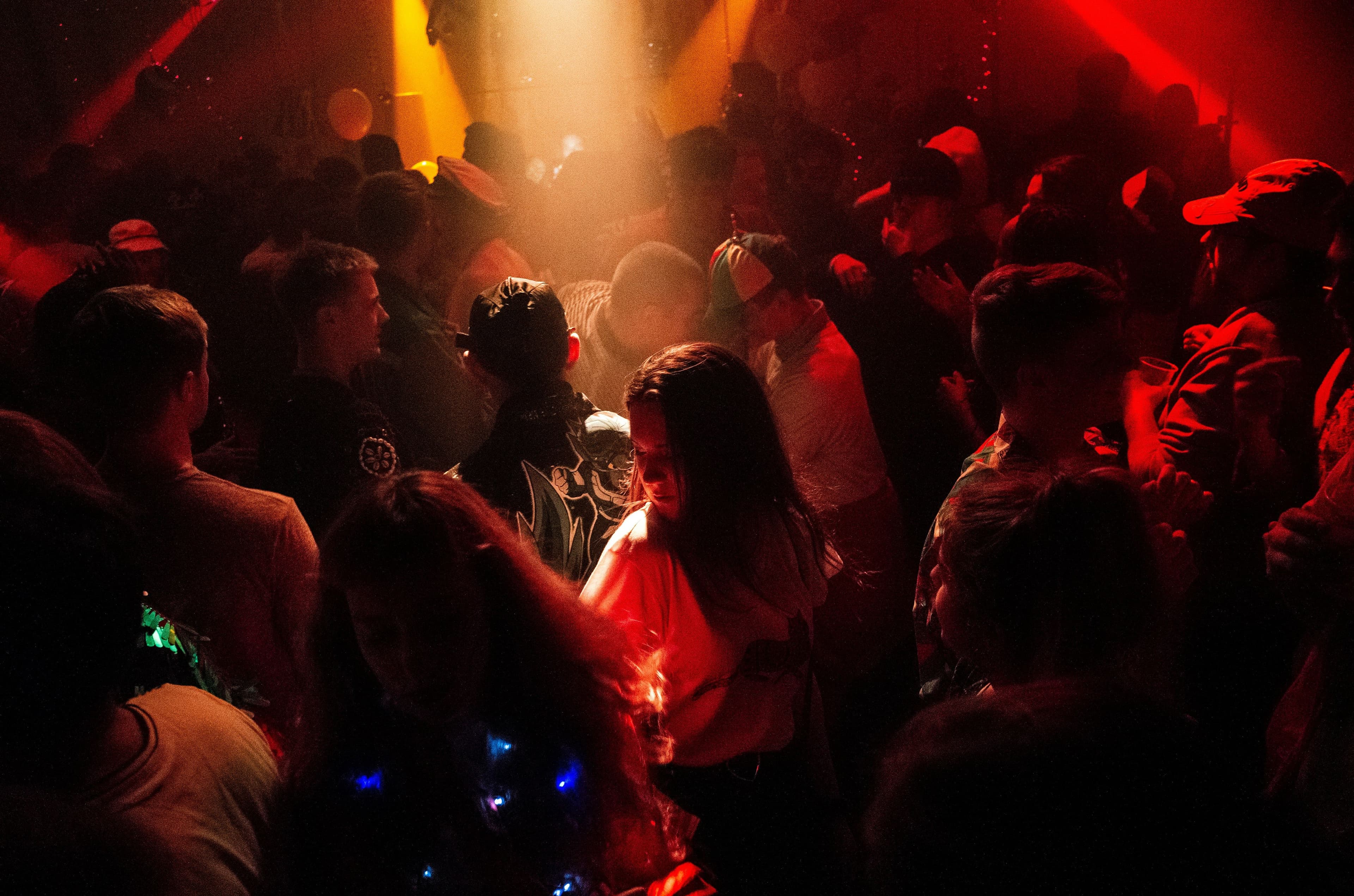 Menschen tanzen in einem Club