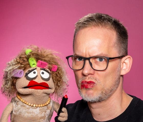 Portrait einer Person und einer Handpuppe
