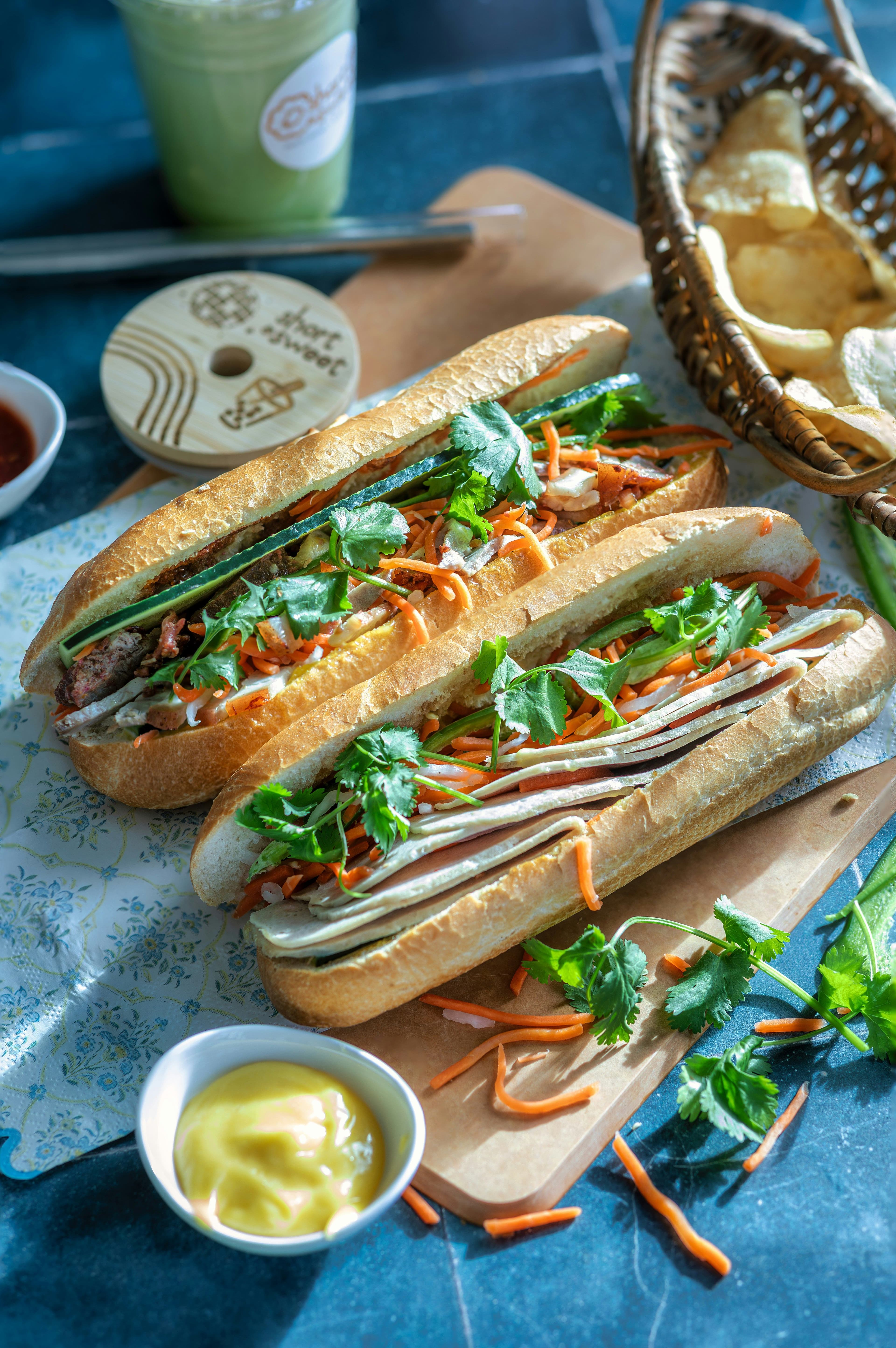 Zwei belegte Bánh Mì Sandwiches liegen auf einem Schneidebrett.