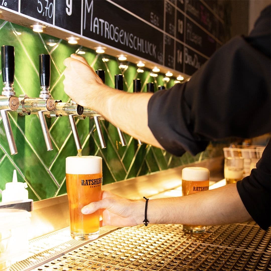 Eine Person zapft sich ein Bier