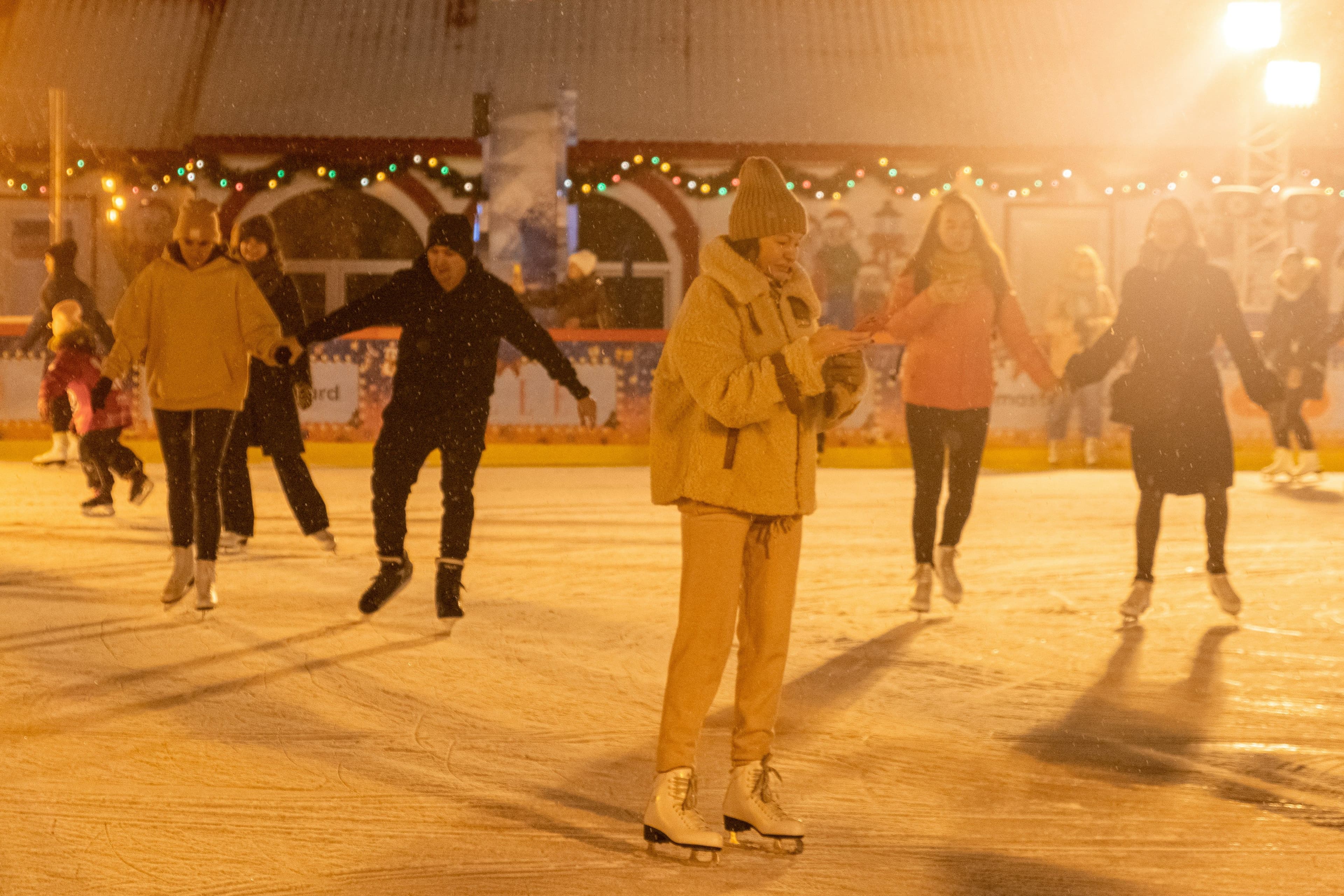 Besucher:innen auf einer Eisbahn