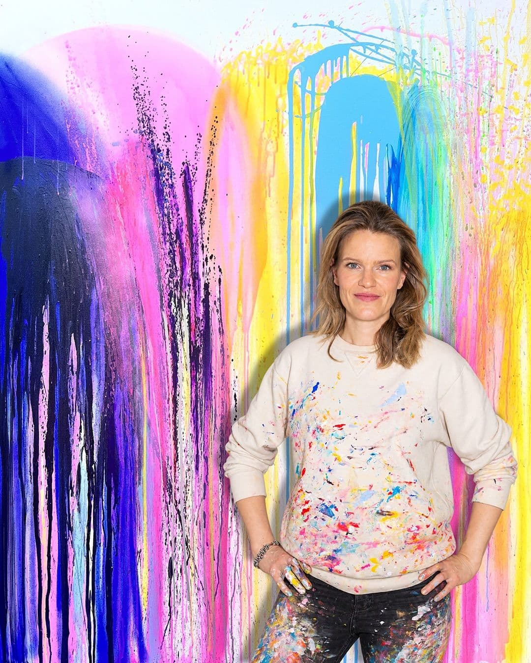 Nele-Marie Franzen steht vor einem ihrer Werke
