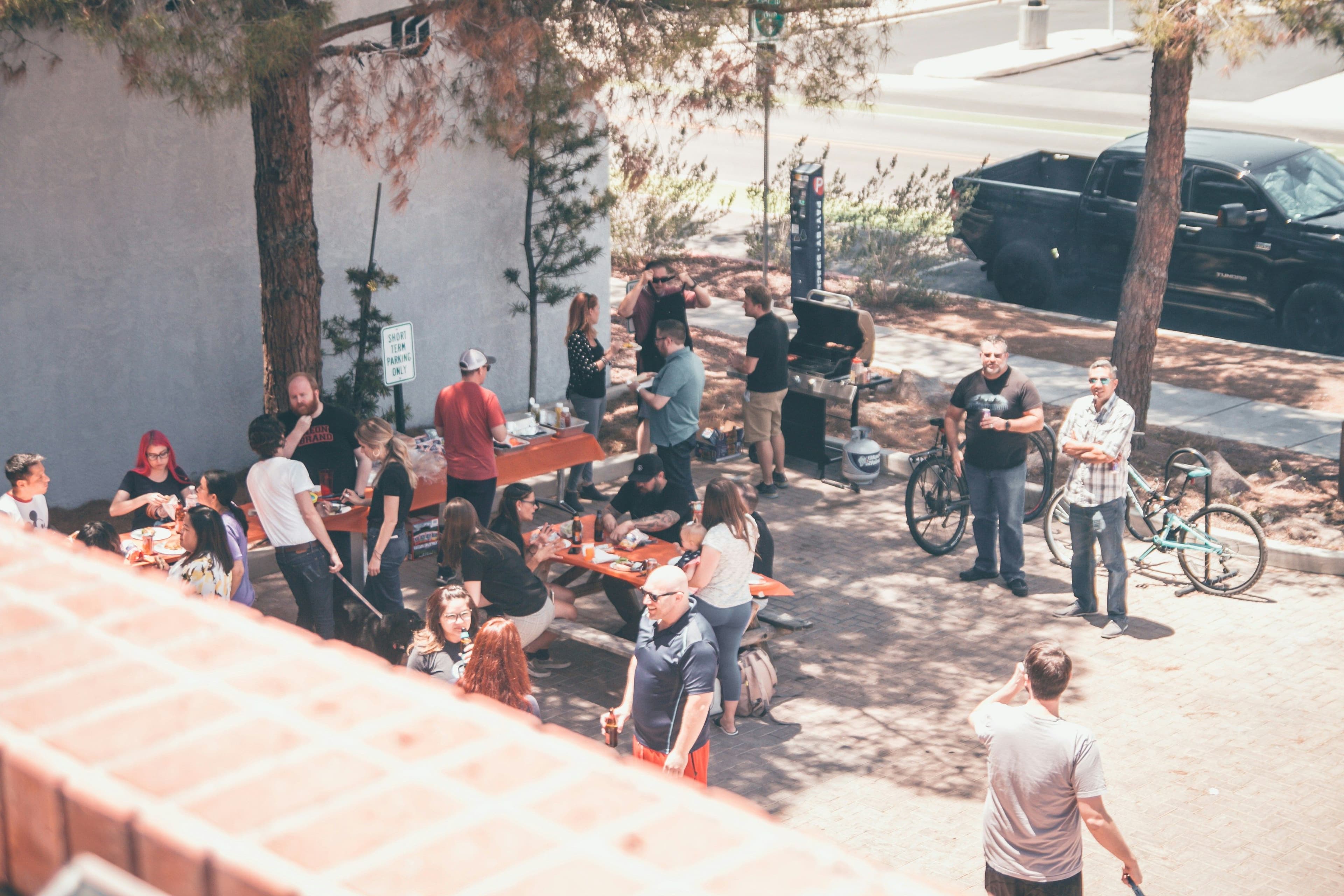 Personen von einem Balkon fotografiert auf einem Straßenfest.