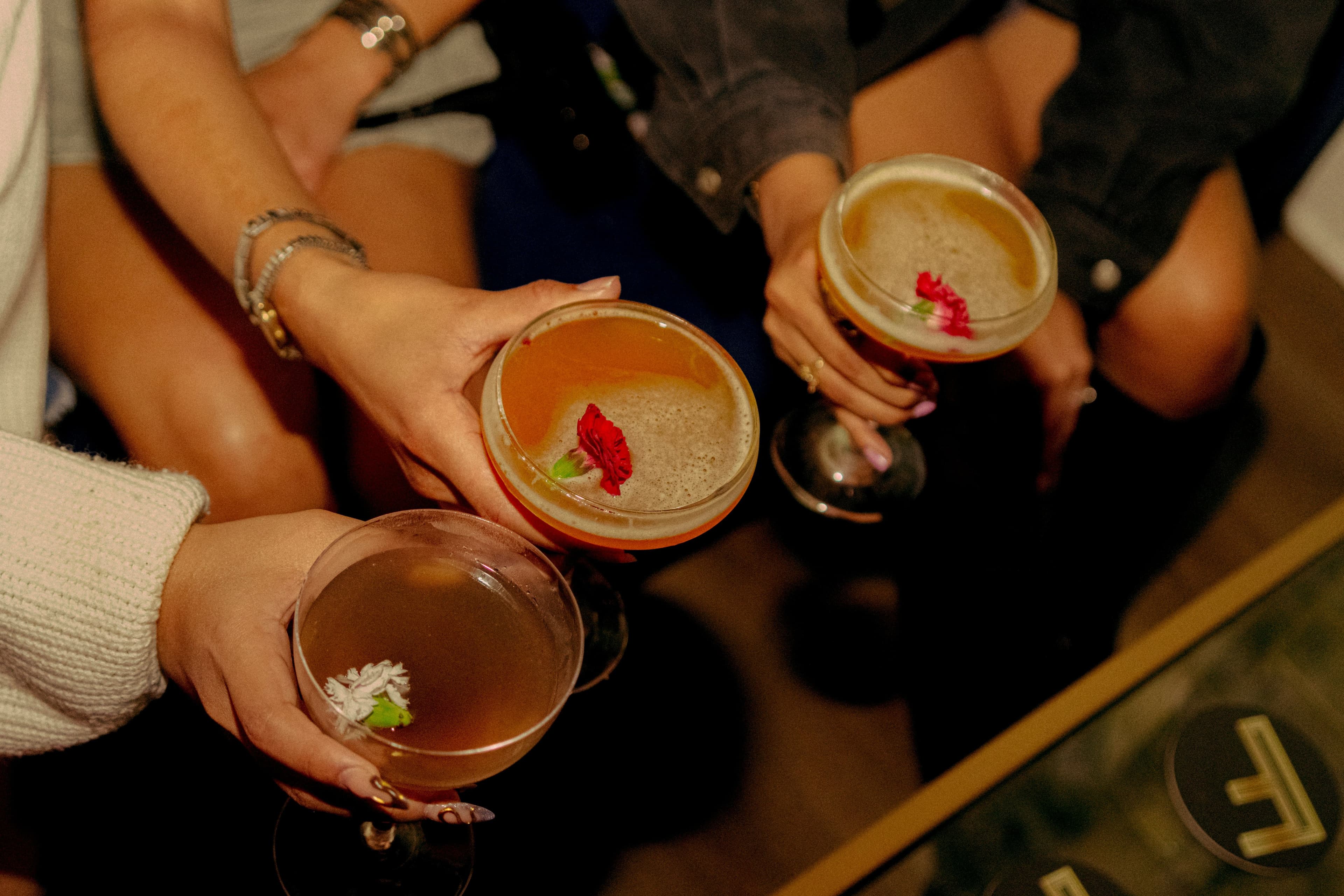 Leute halten Cocktails in der Hand