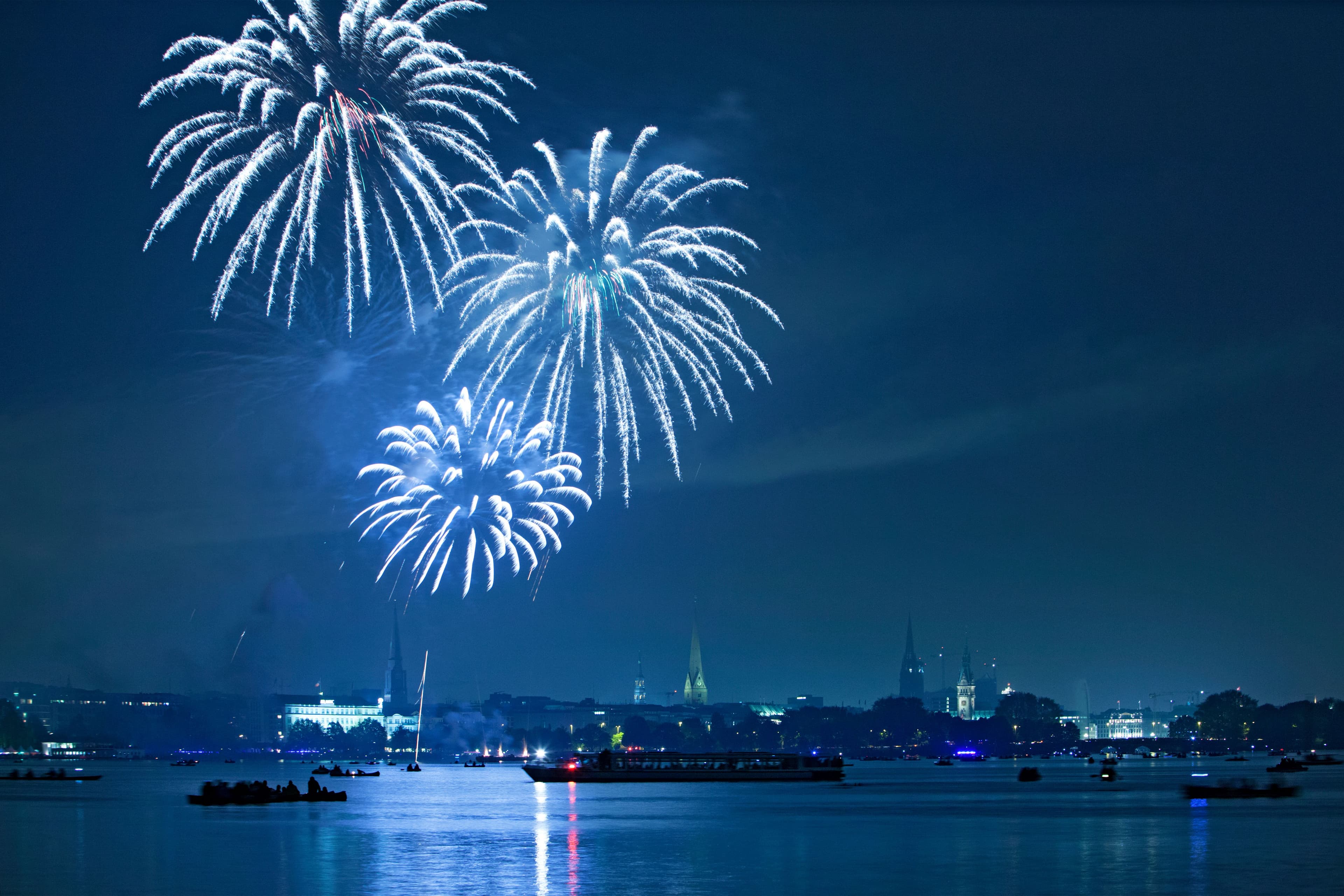 Feuerwerk über der Außenalster
