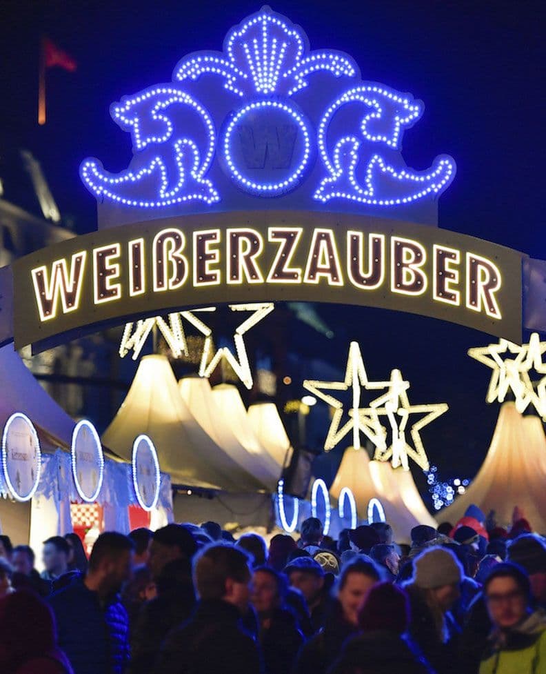 Beleuchtetes Schild am Weihnachtsmarkt Jungfernstieg