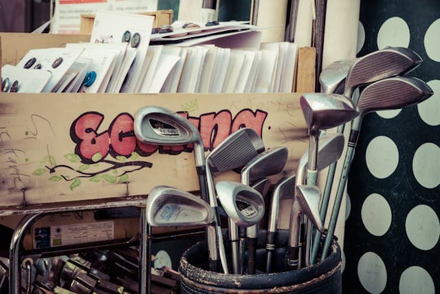 Alte Golfschläger stehen auf dem Flohmarkt