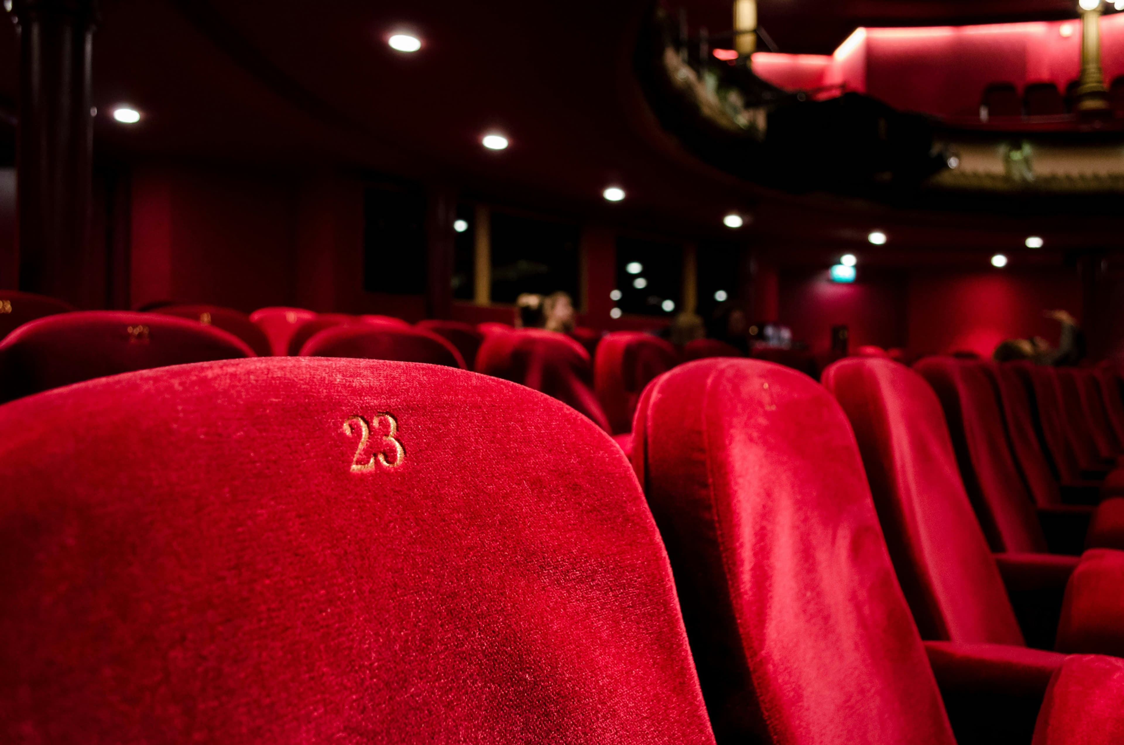 Nahaufnahme von roten Theatersesseln