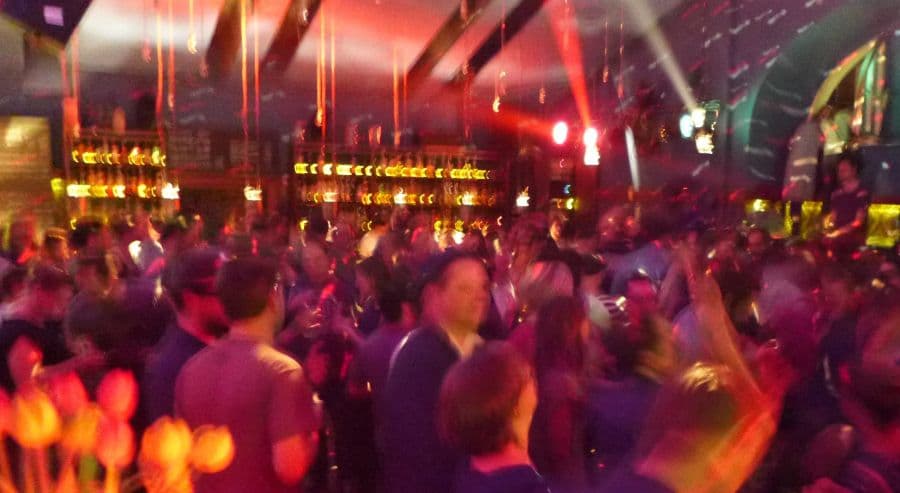 Tanzende Menschen im Nachtasyl