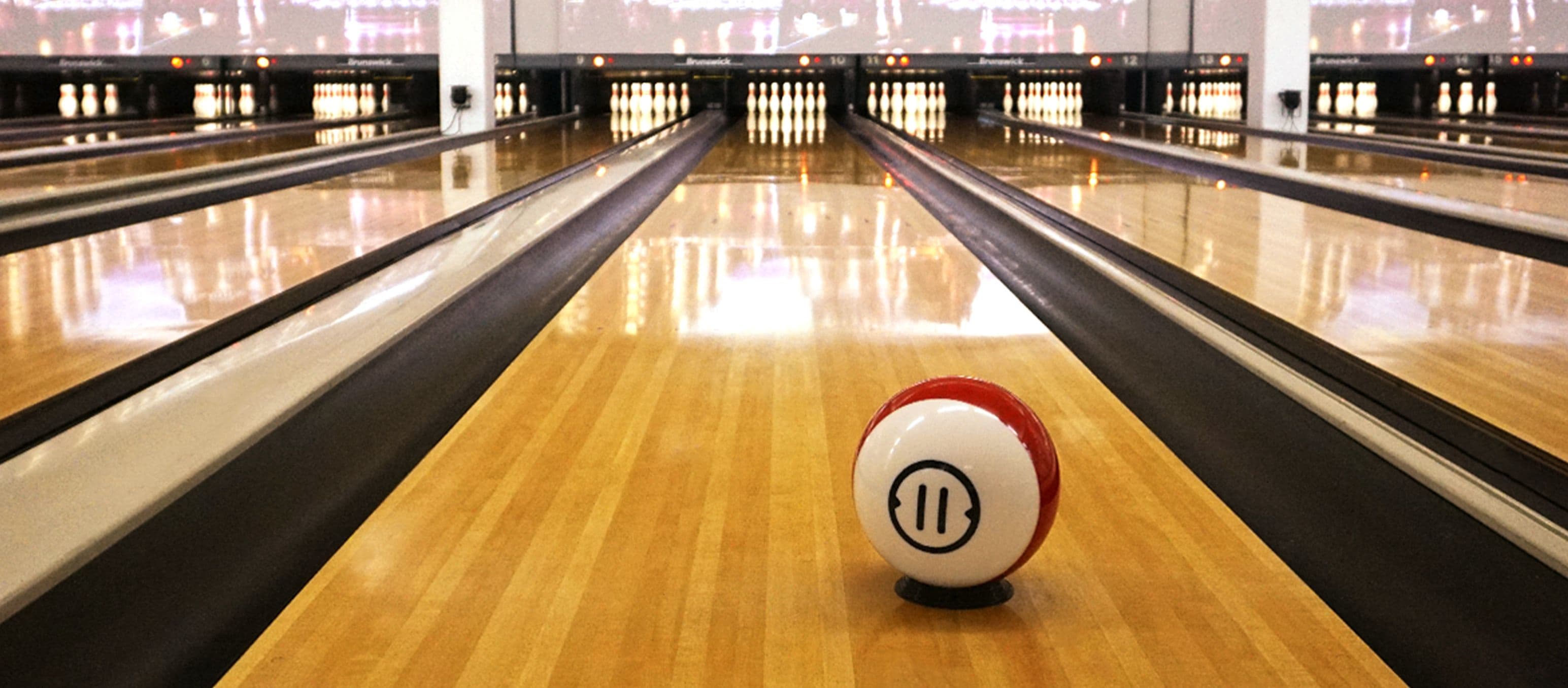 Bowling Kugel auf einer Bowling Bahn