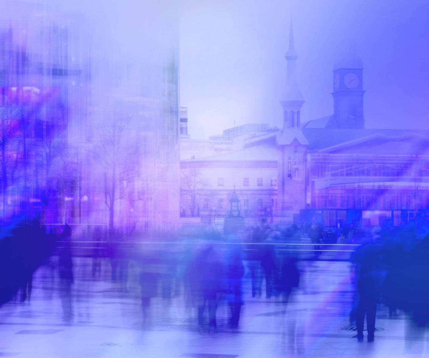 Ein Gebäude, schemenhaft zu erkennen durch blau-violetten Nebel
