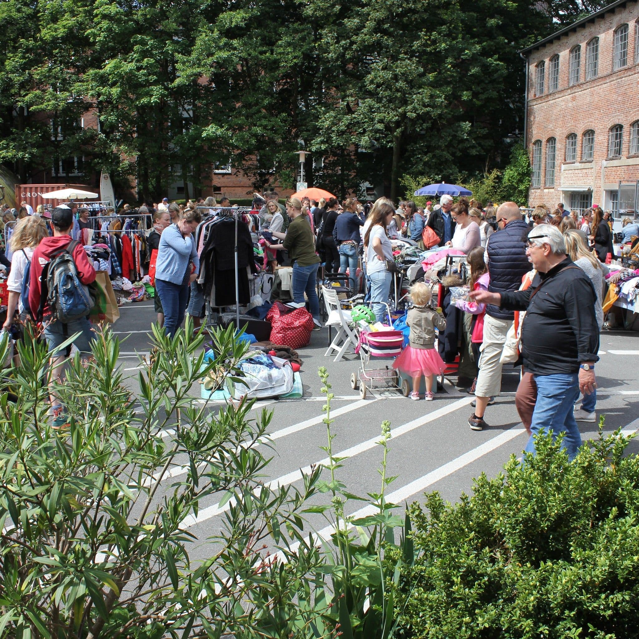 Personen auf einem Flohmarkt