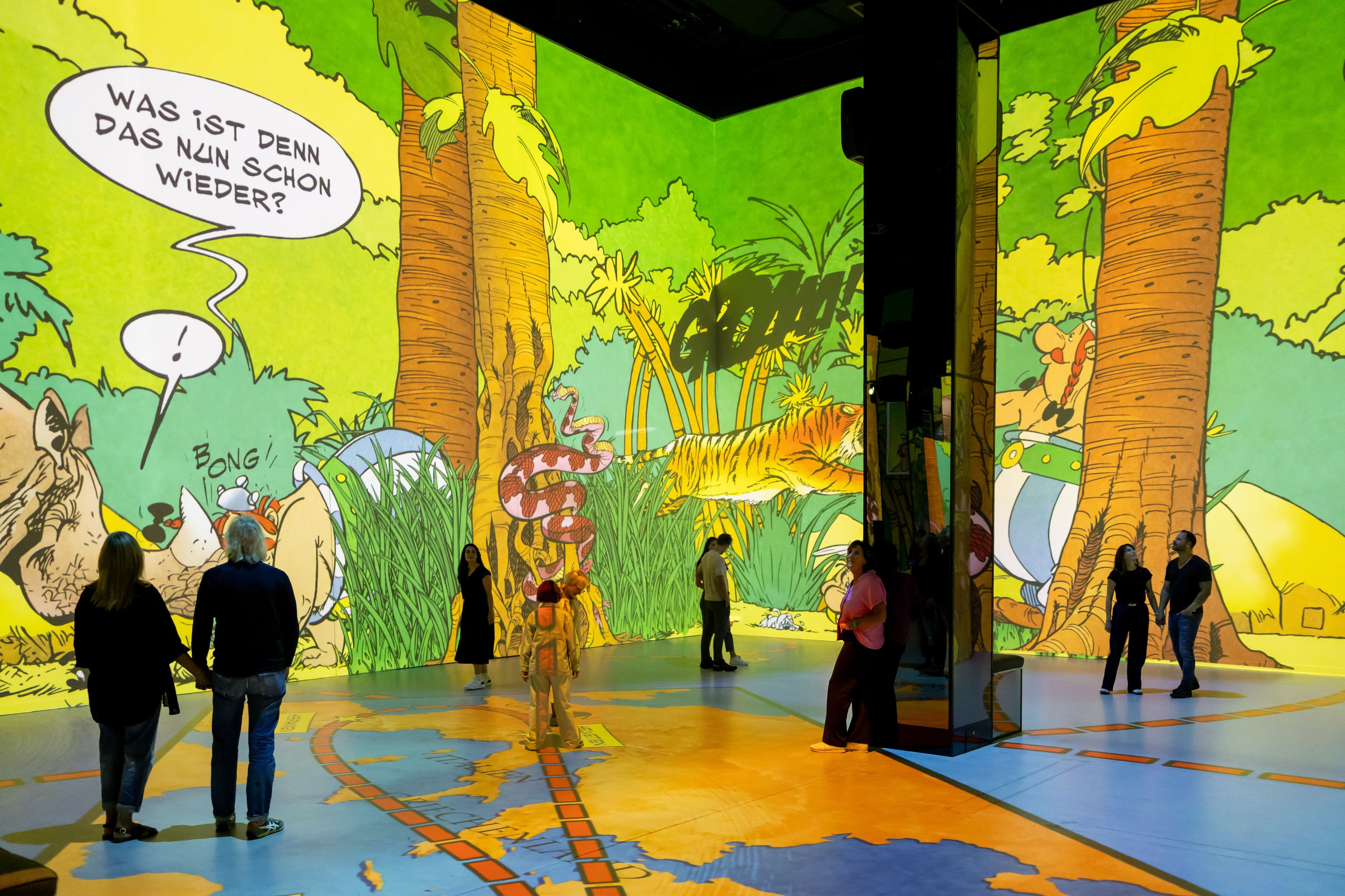 Besucher:innen in der neuen Asterix & Obelix Ausstellung