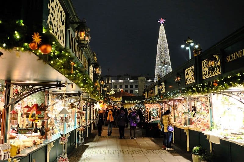 Luftaufnahme des Weihnachtsmarktes am Hamburger Rathaus