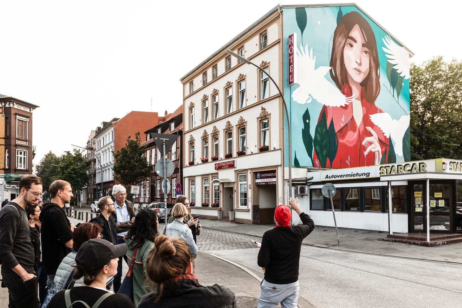Personen vor einem Mural