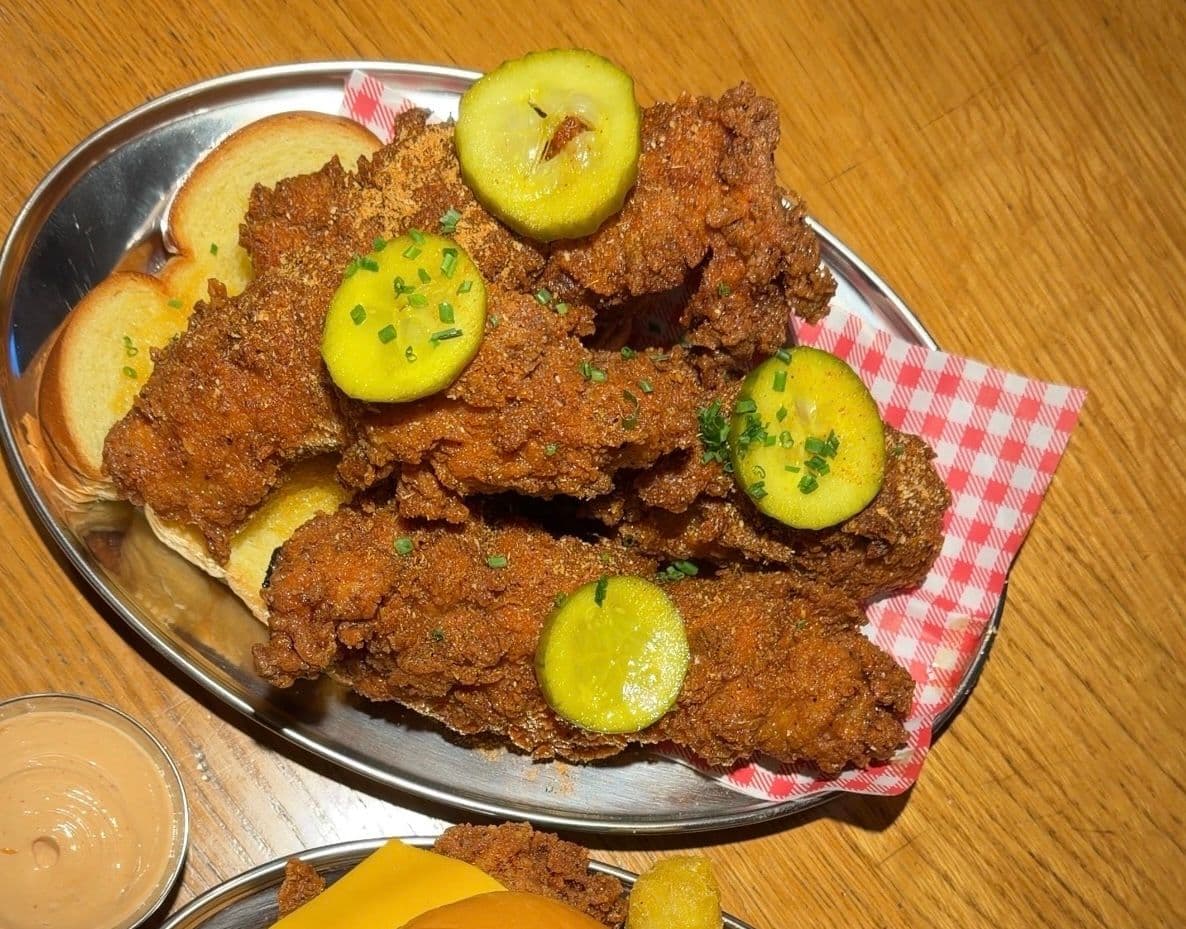 Teller mit Fried Chicken bei Hot Albert in Hamburg