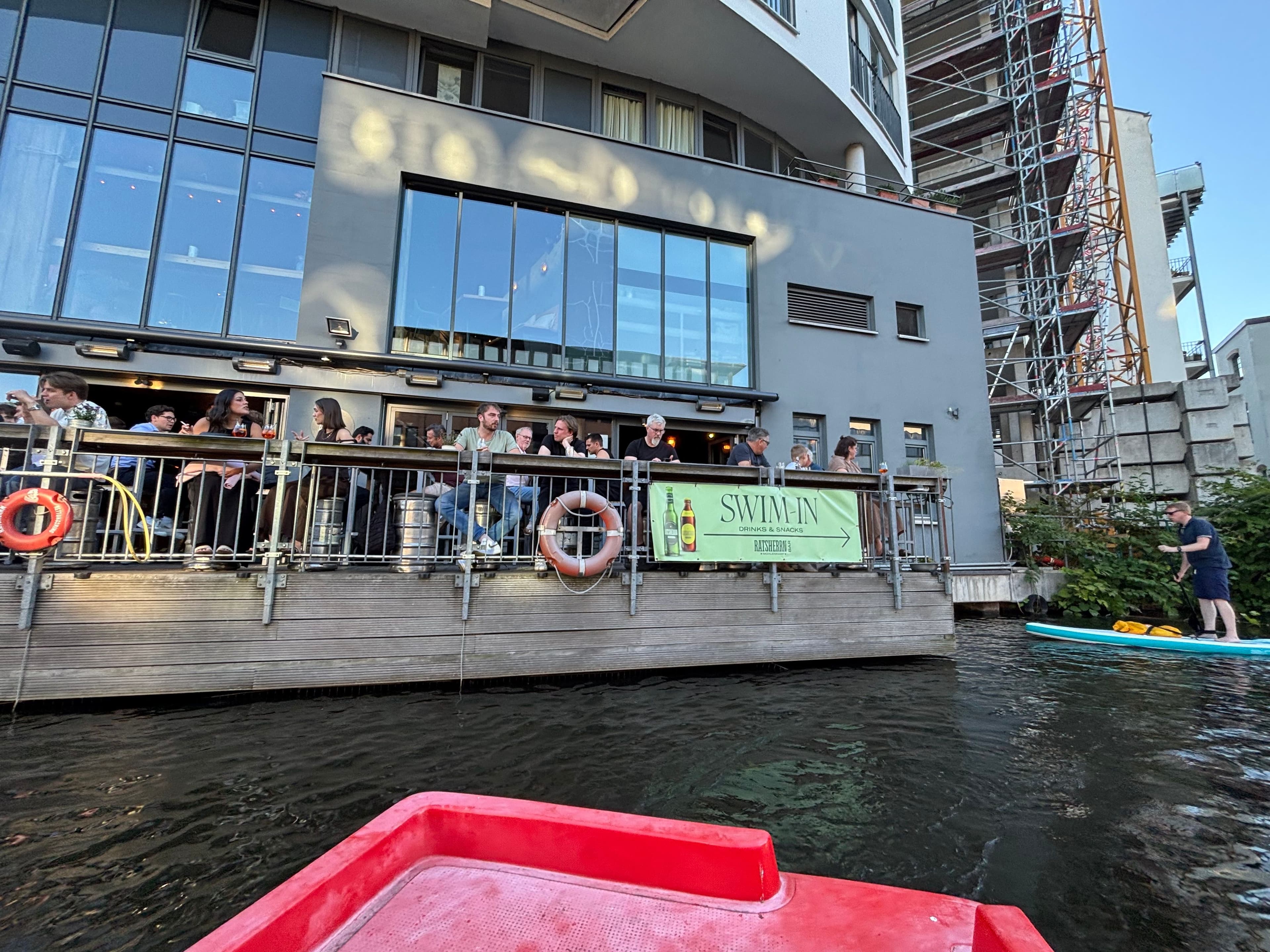 Sicht auf die Ratsherrn Außenterrasse vom Wasser aus