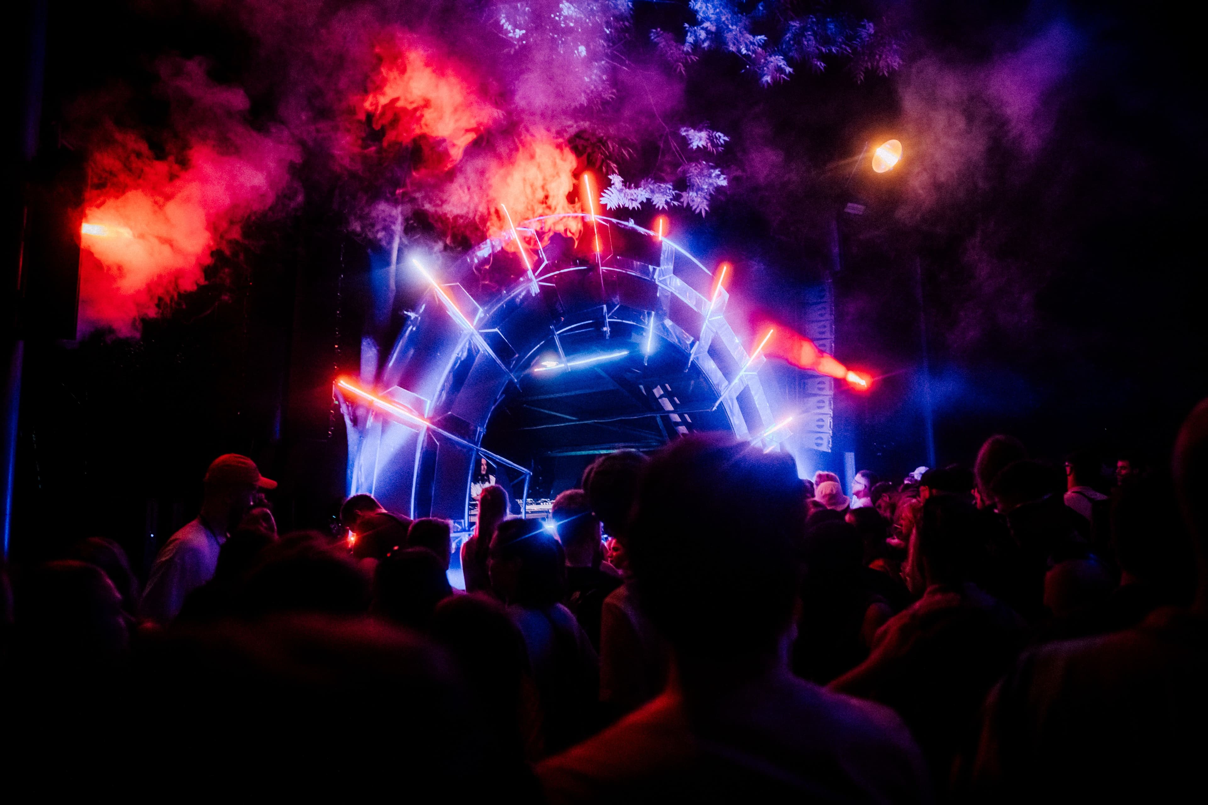 Beleuchtete Bühne auf dem Habitat-Festival, vor der ganz viele Menschen stehen