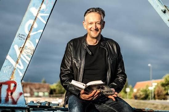 Michael Thode mit einem Buch