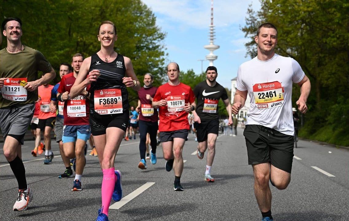 Personen mit Startnummern beim Laufen