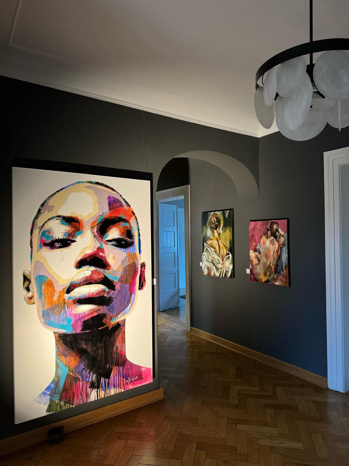 Kunstwerke hängen an den Wänden eines Raumes