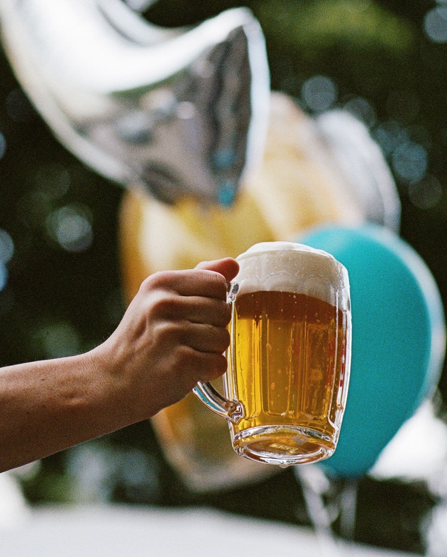 Hand mit Bier von Beyond Beer