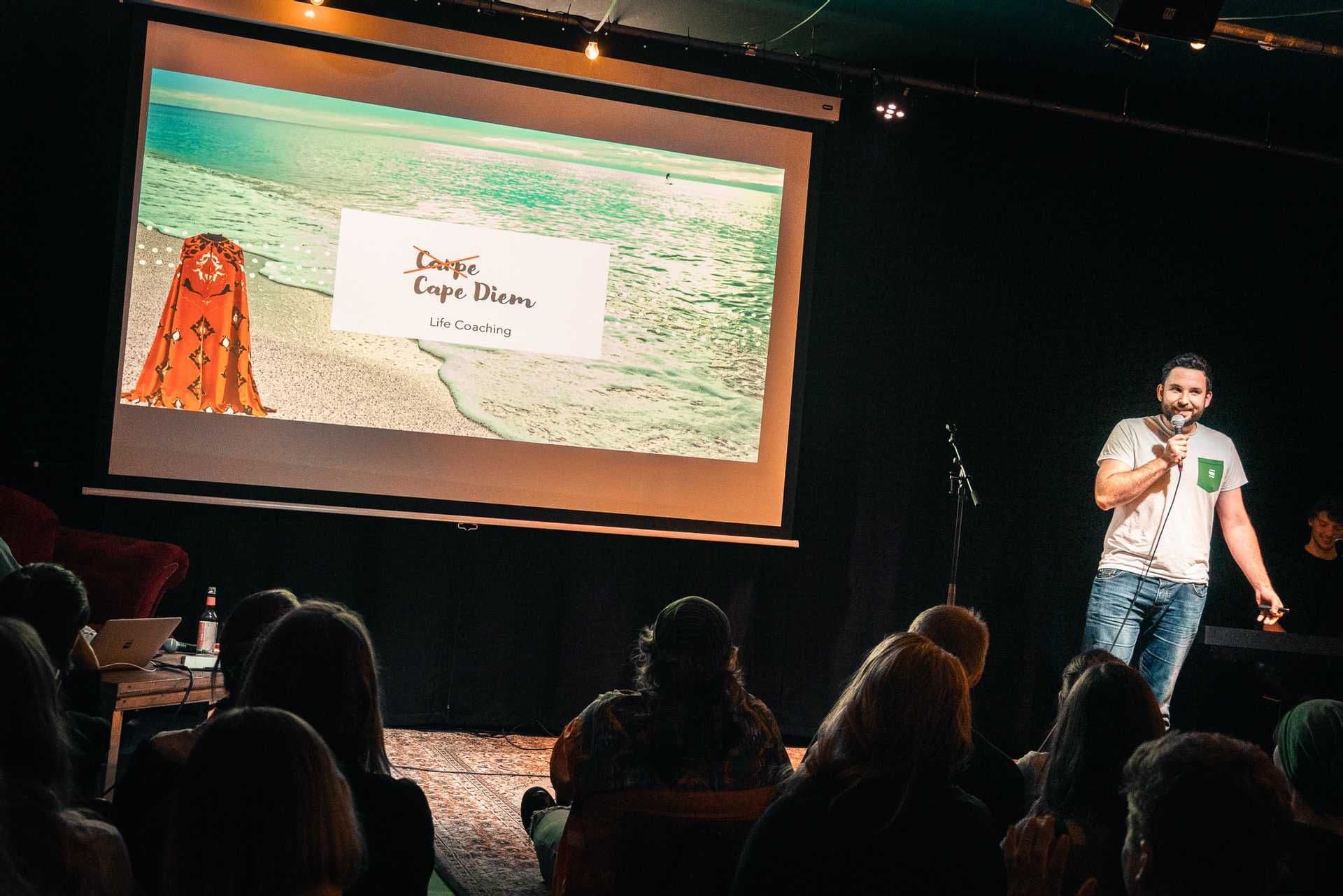 Ein Mann auf der Bühne beim Powerpoint-Karaoke