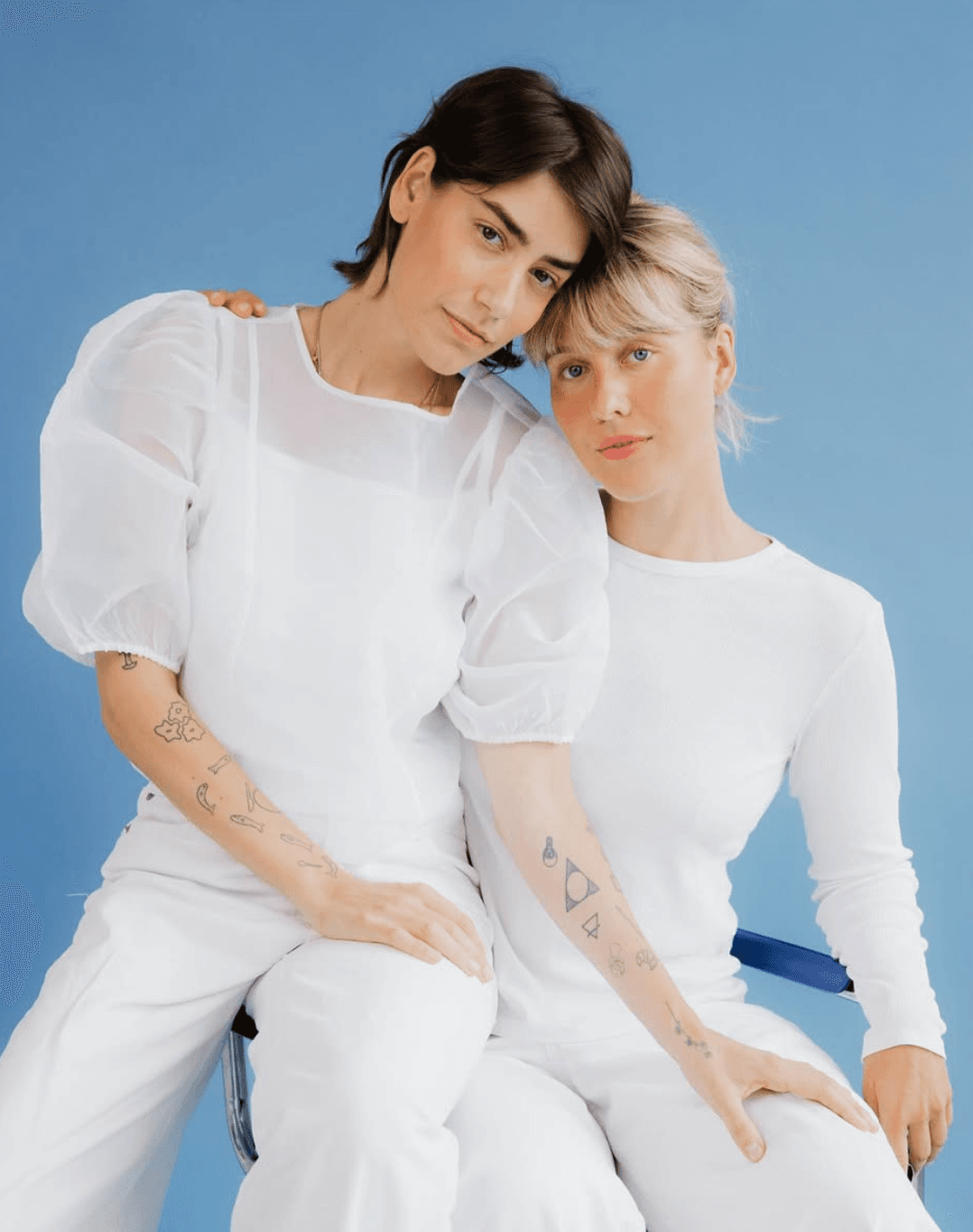 Gesina Demes und Annika Prigge sitzen gemeinsam auf einem Stuhl