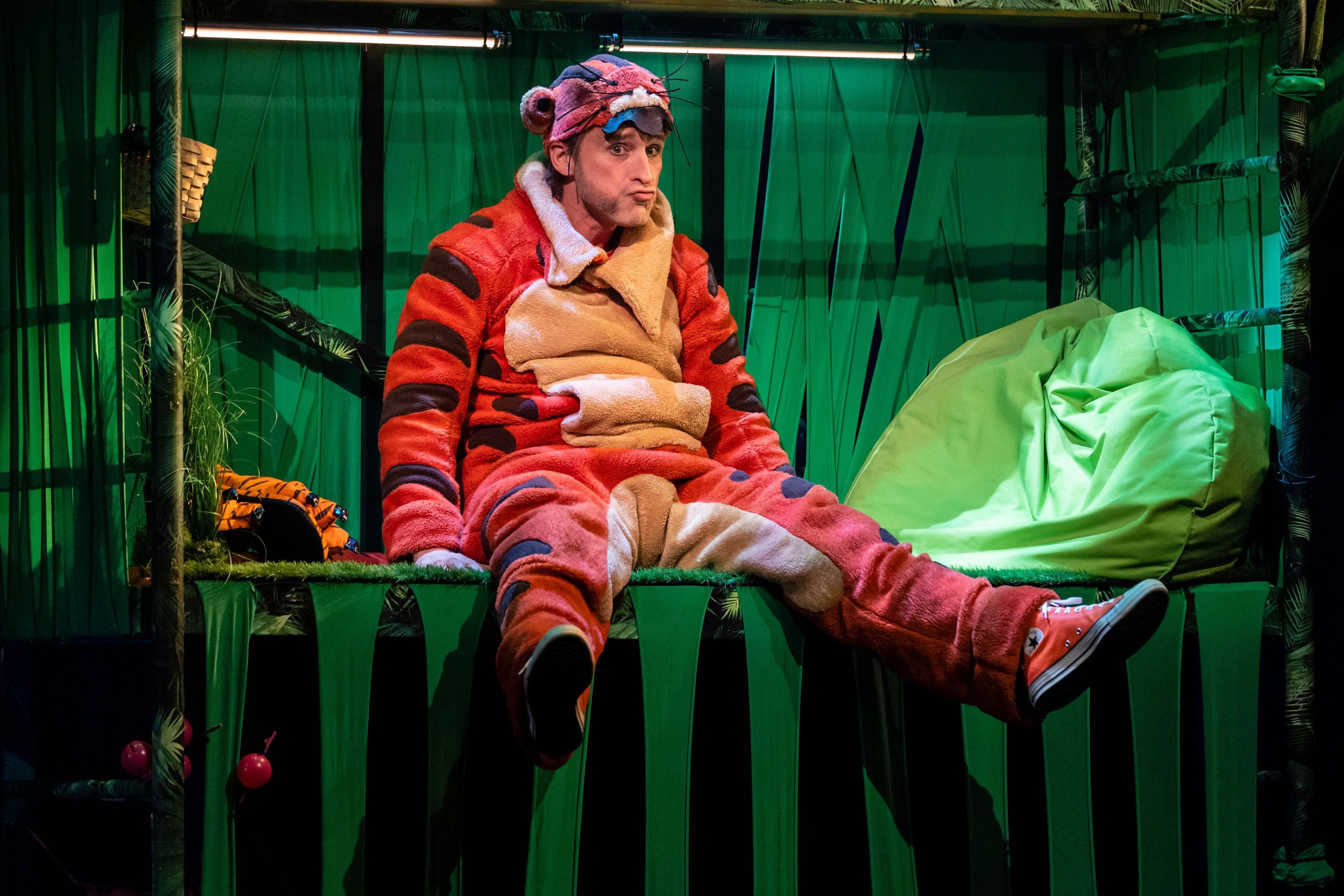 Schauspieler in Tigerkostüm