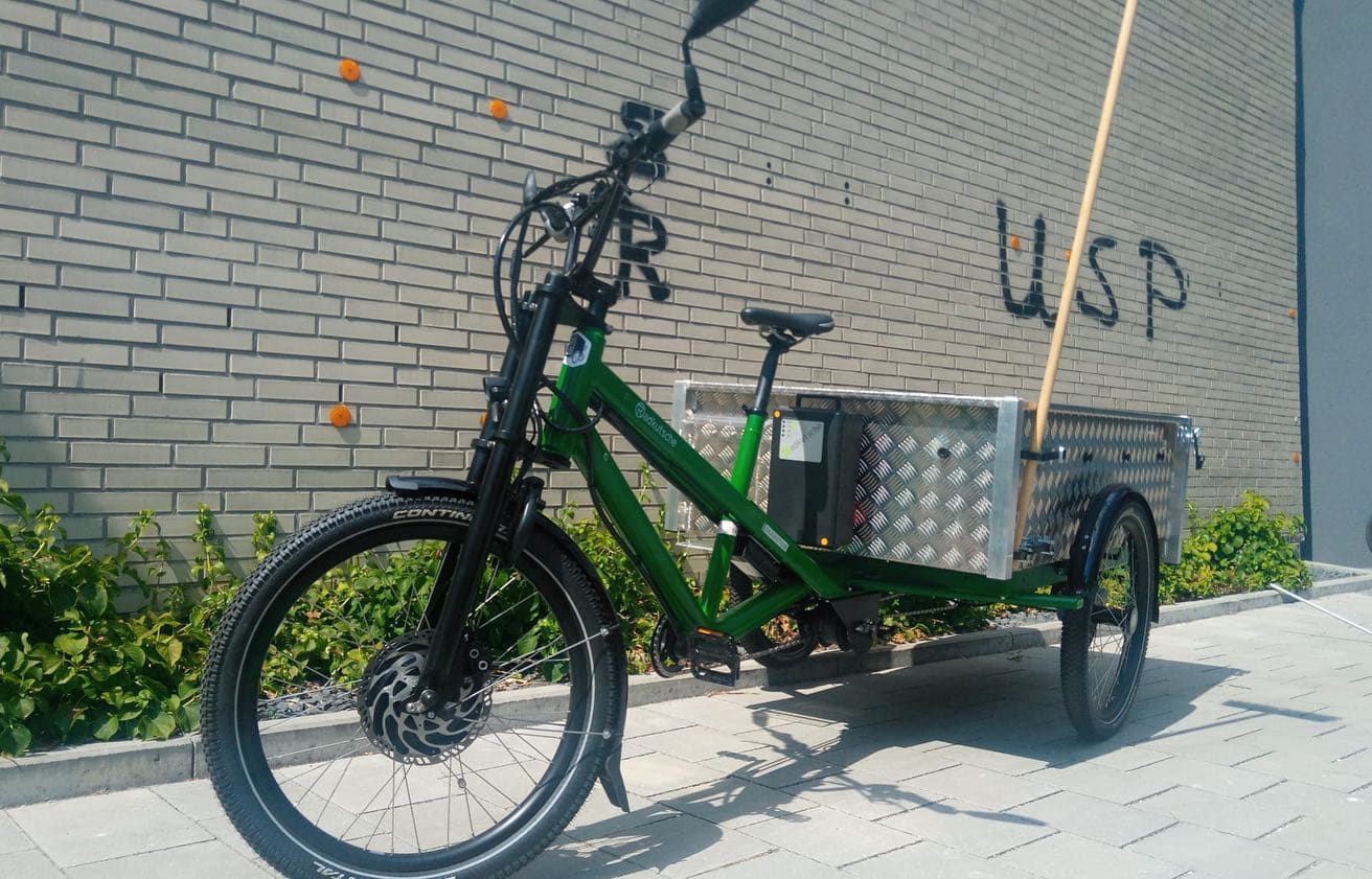 Ein leeres Lastenrad steht auf einem Weg
