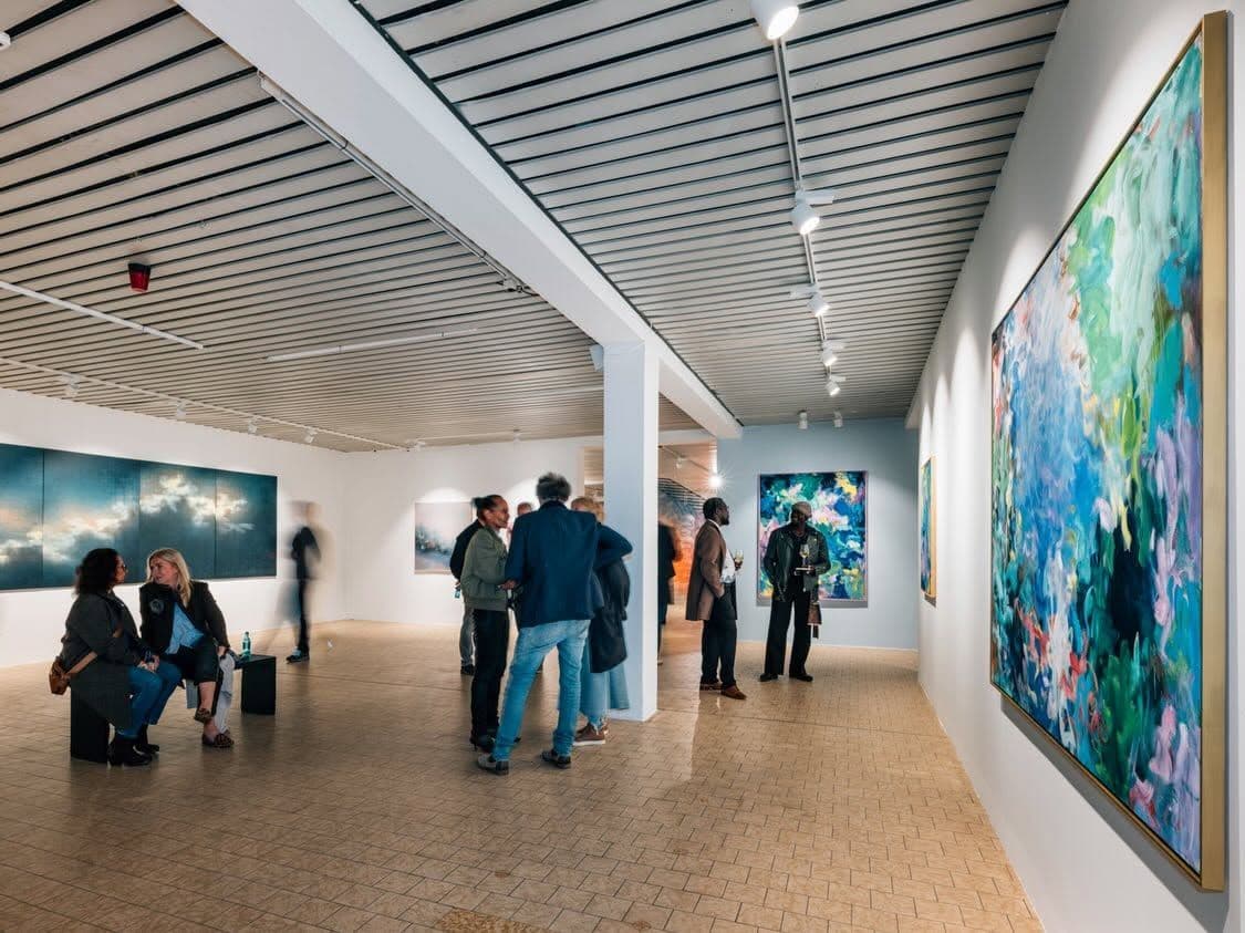 Menschen schauen sich Bilder in einer Galerie an