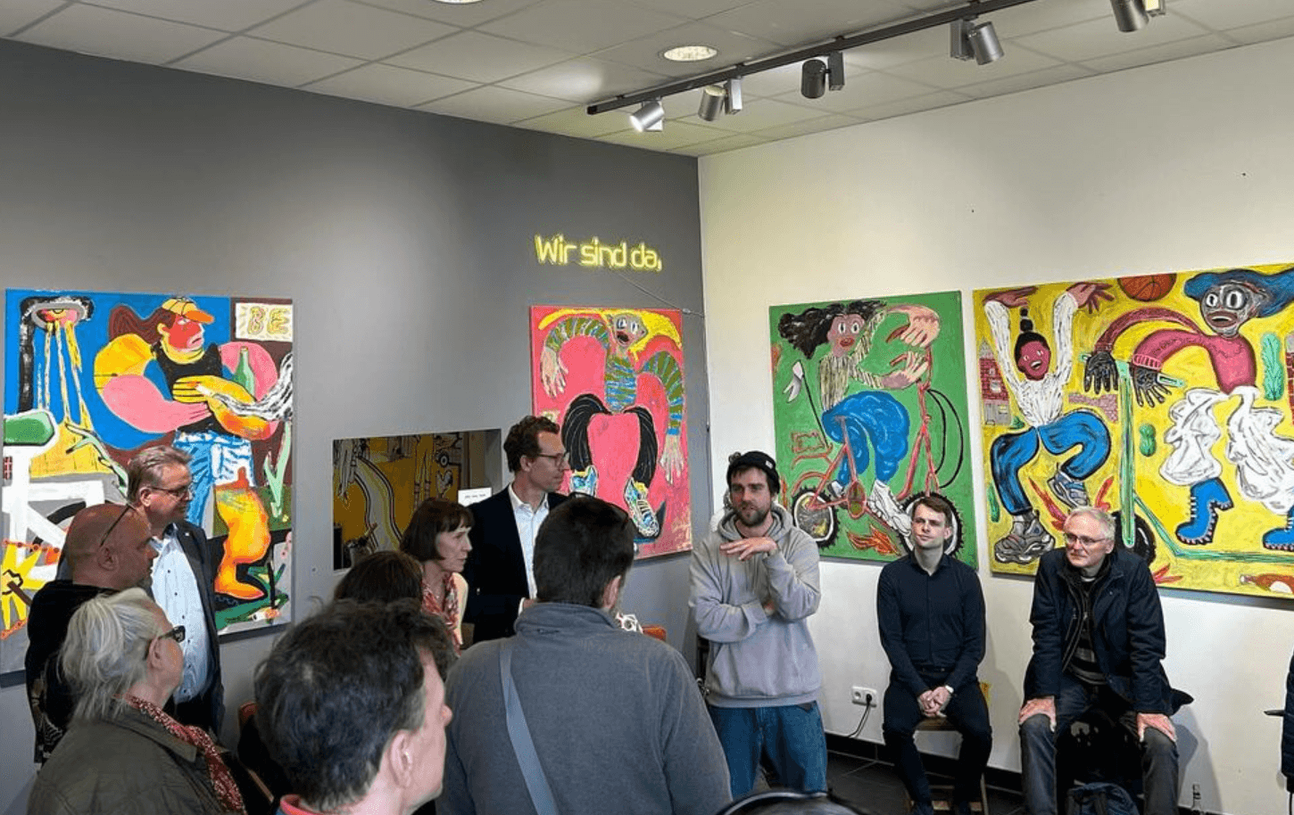 Menschen lauschen einer Ausstellungsführung.