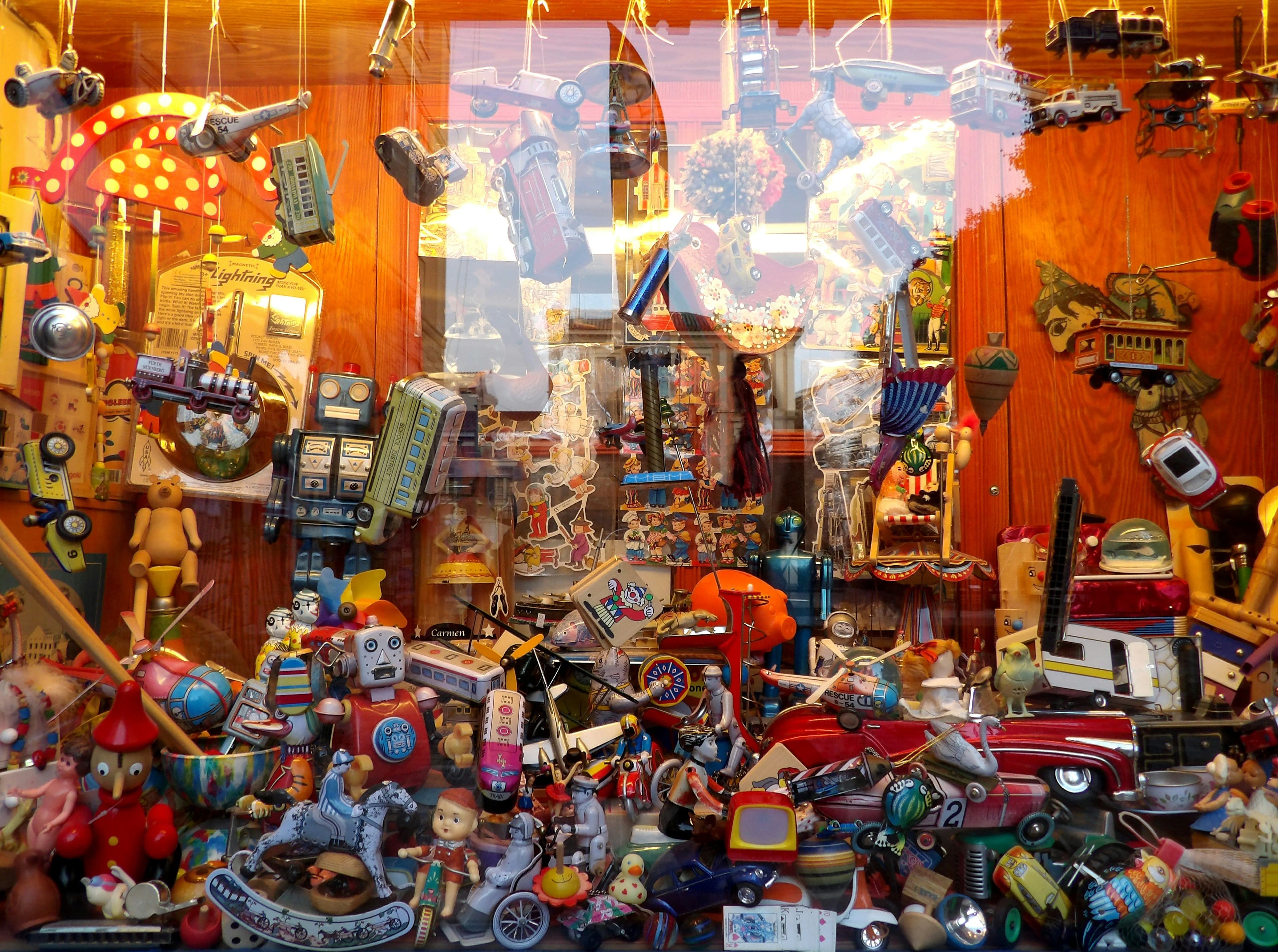 Ganz viele Spielzeuge in einem Schaufenster