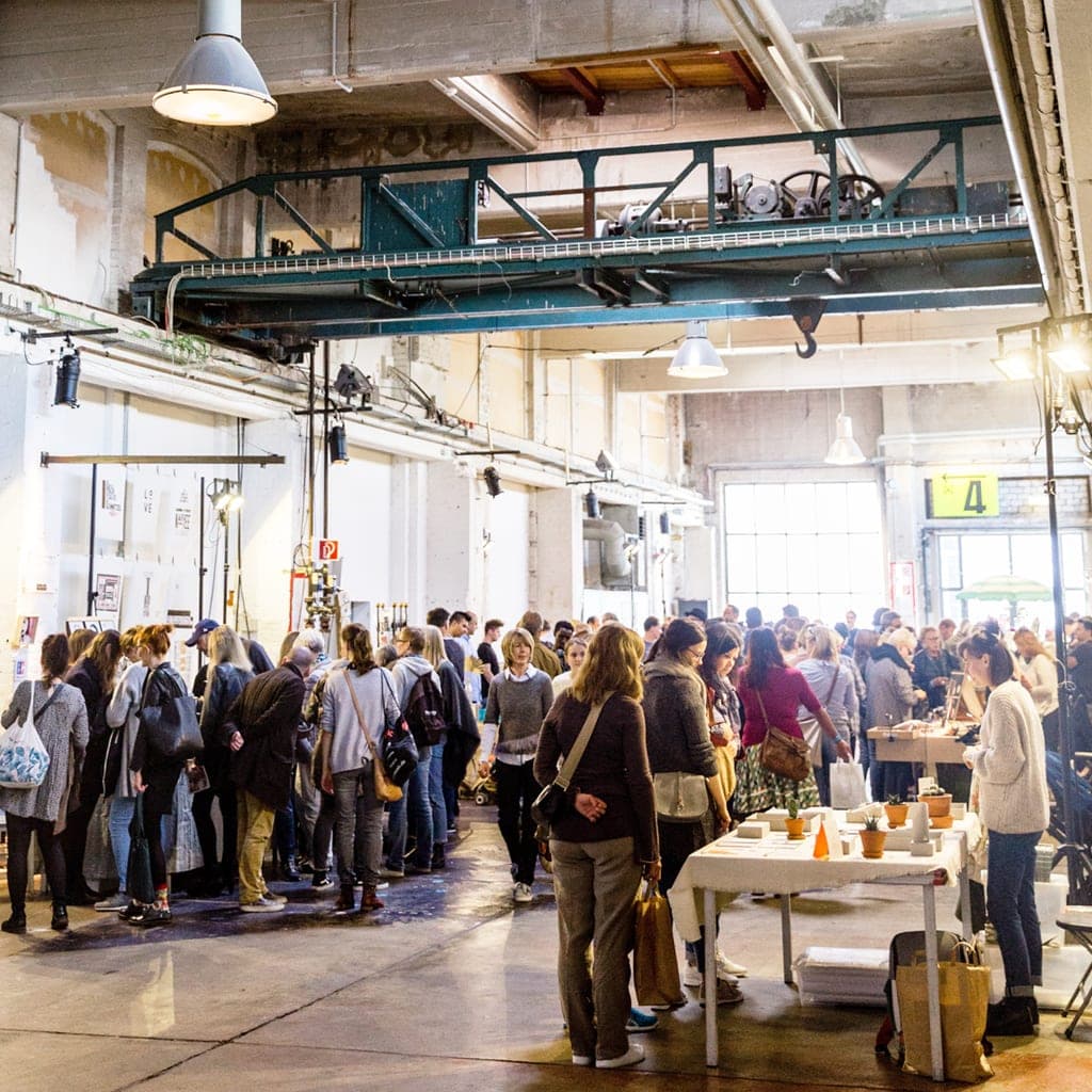 Messe Designmarkt Indoor Menschen stehen an Ständen