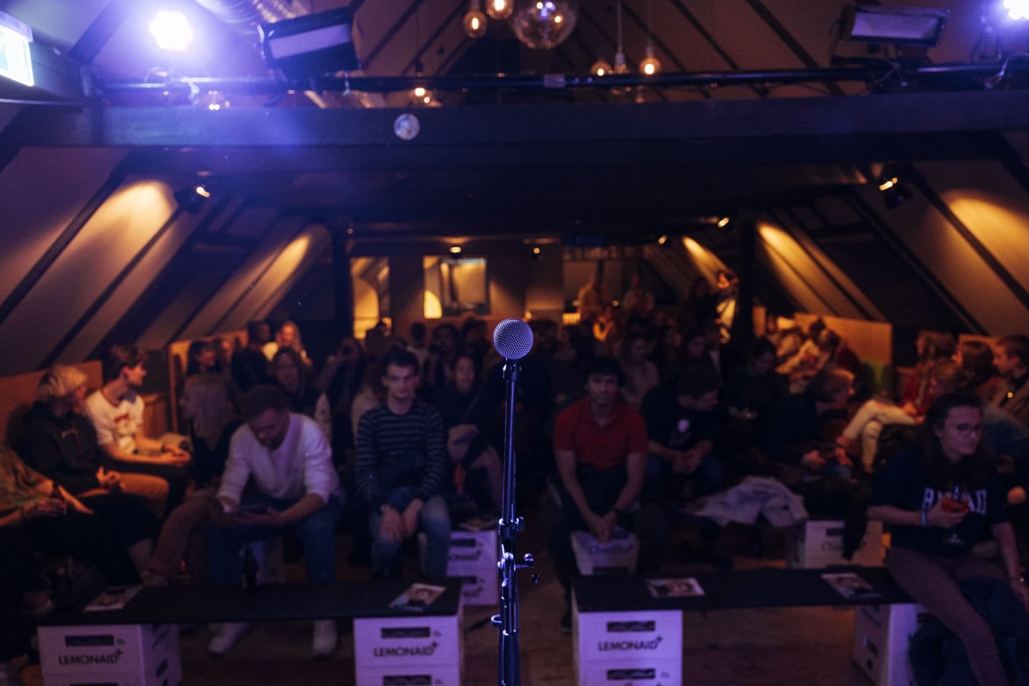 Personen sitzen im grünen Jäger im Publikum