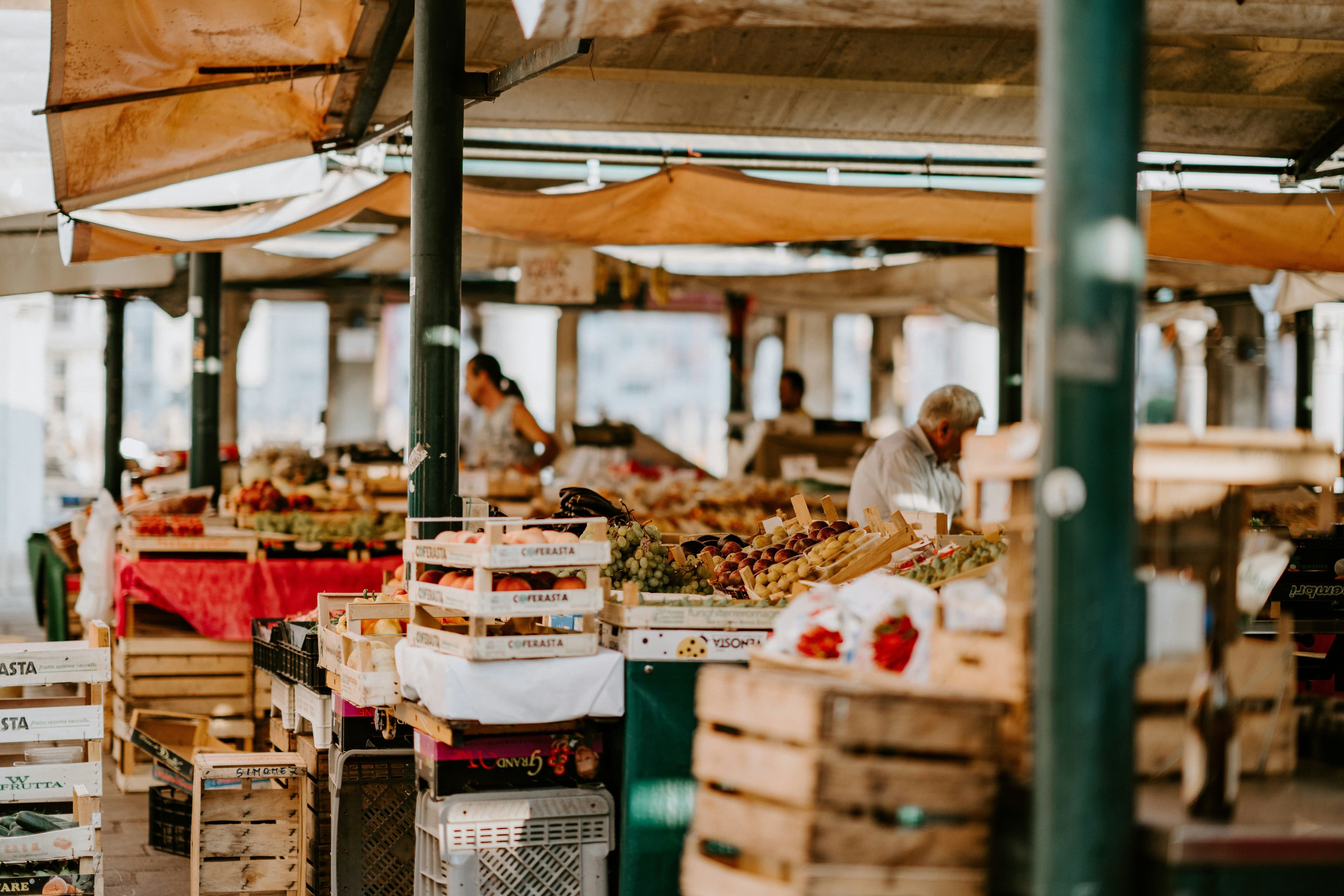 Marktstand mit Obst und Gemüse