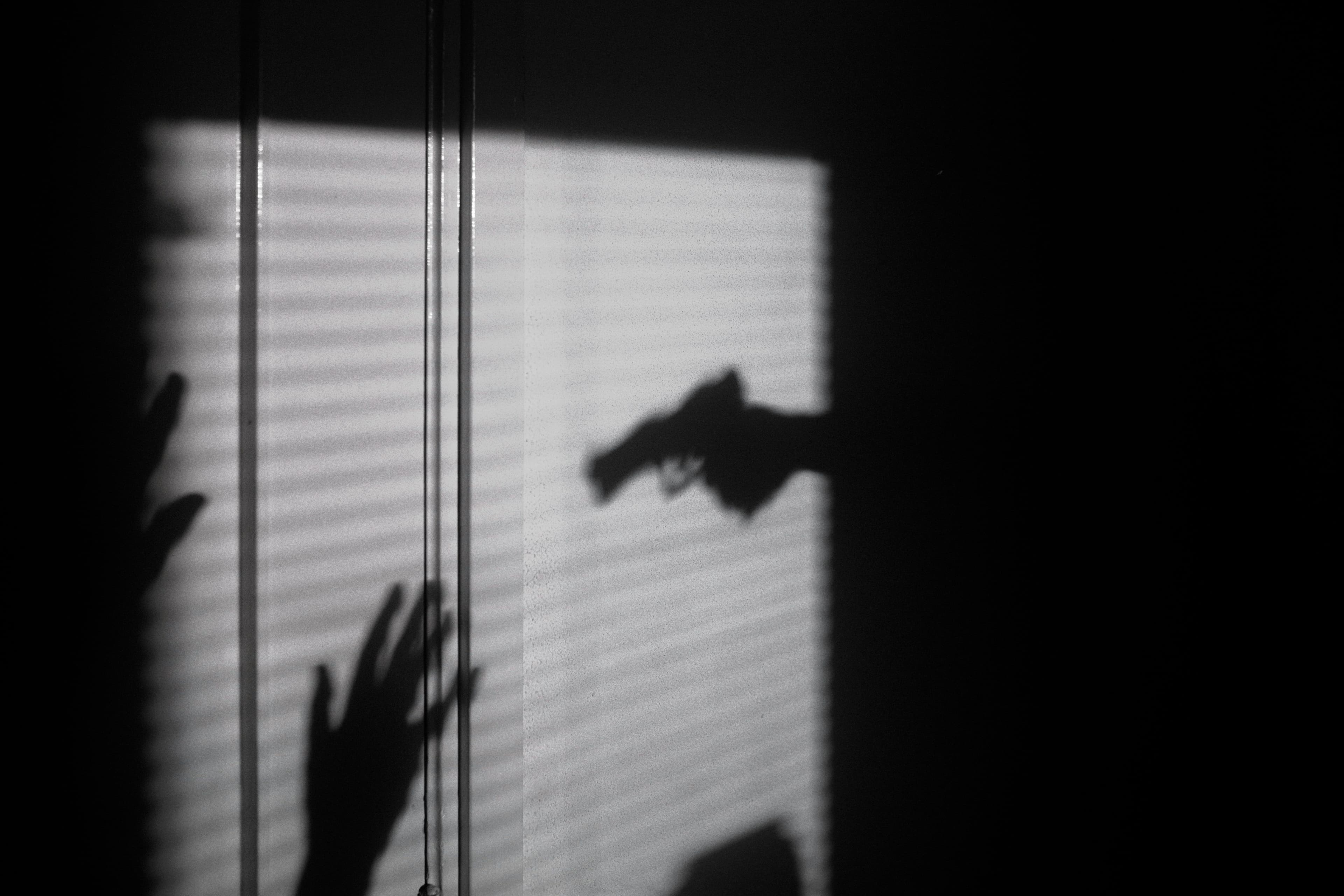 Schwarz Weiß Foto mit Pistole
