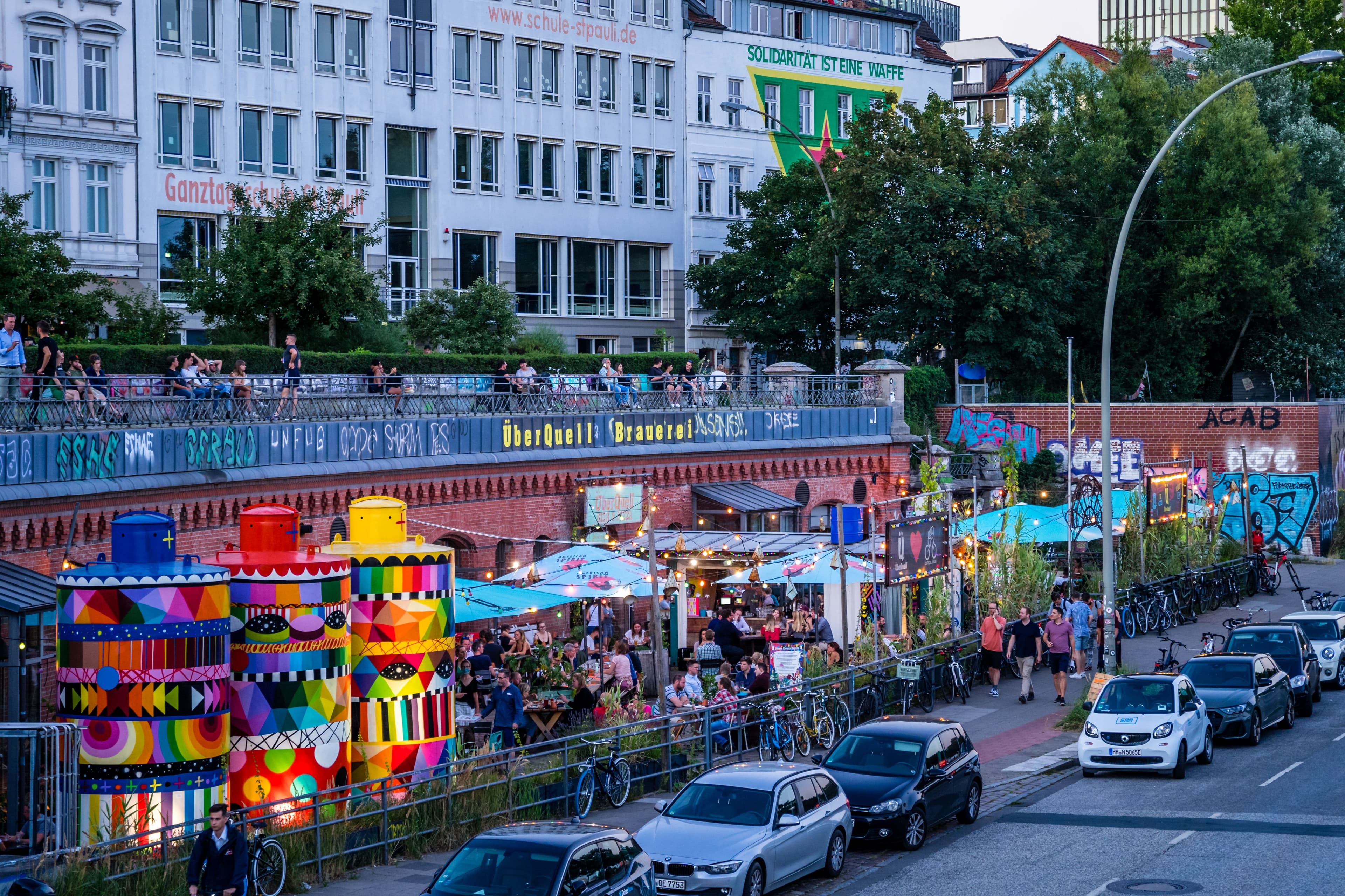 Beleuchteter Biergarten im Überquell an den Riverkasematten auf St. Pauli