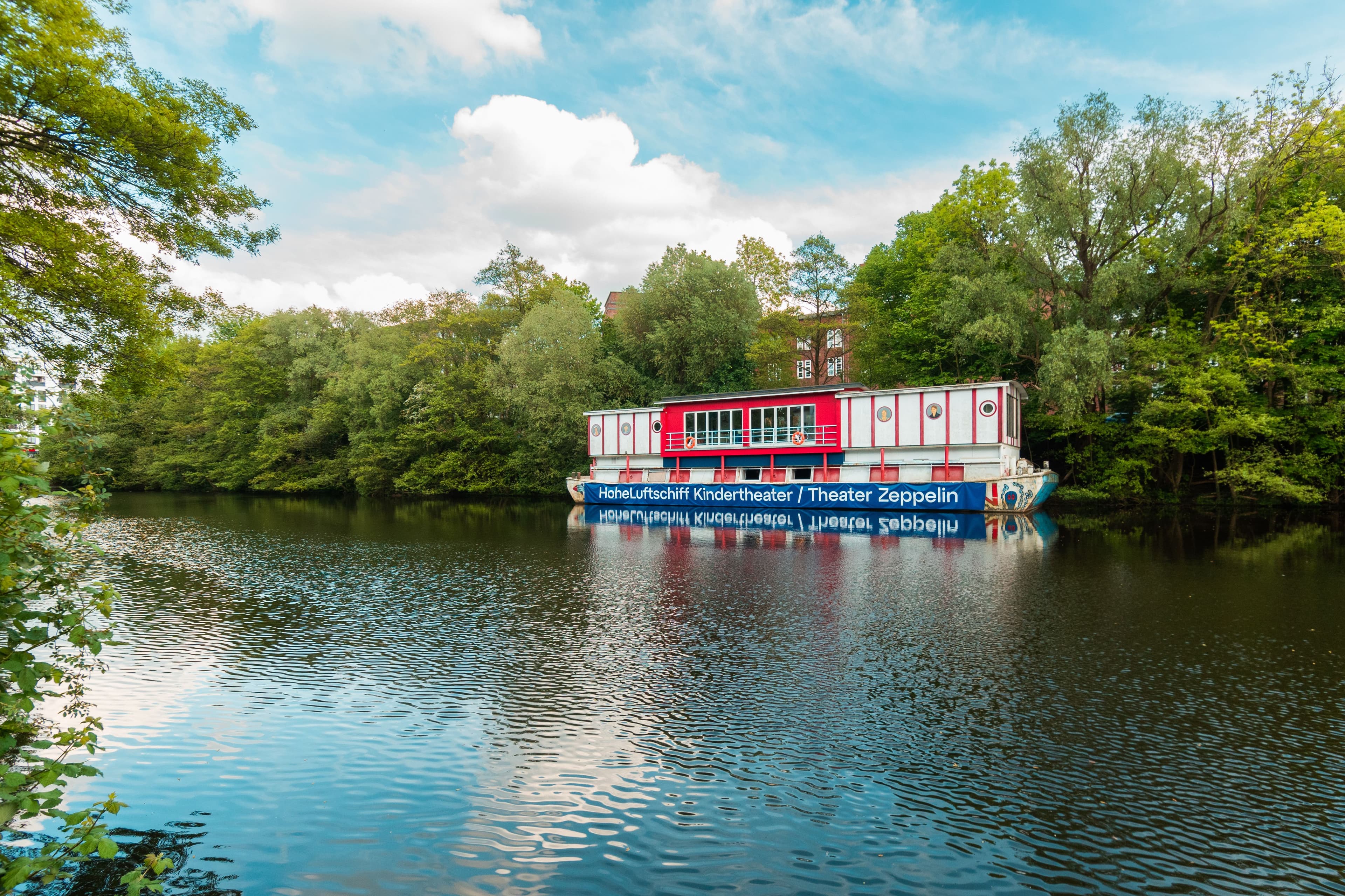 Das HoheLuftSchiff auf dem Isebekkanal