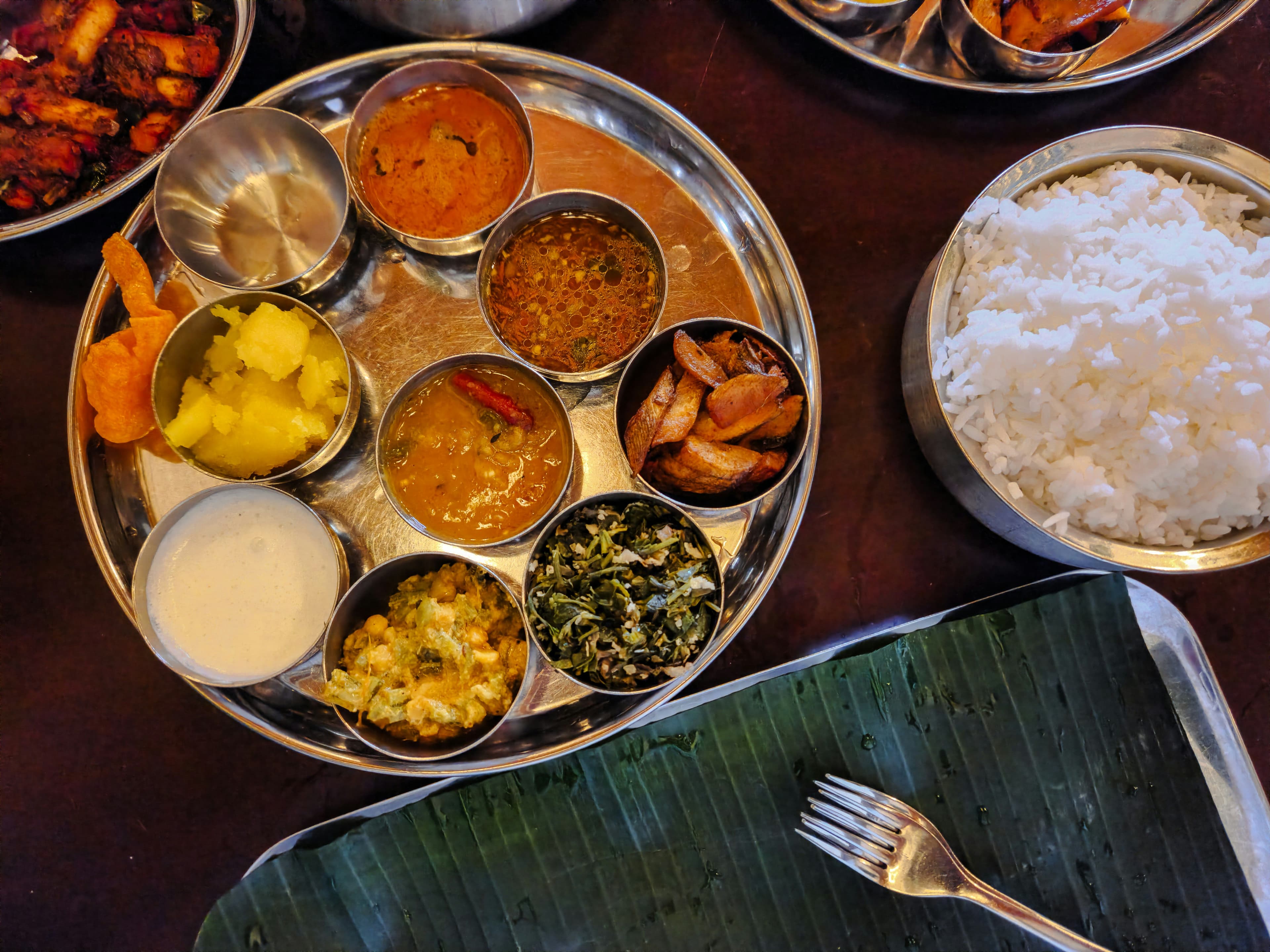 Indische Gerichte mit Reis, Linsen und Gemüse