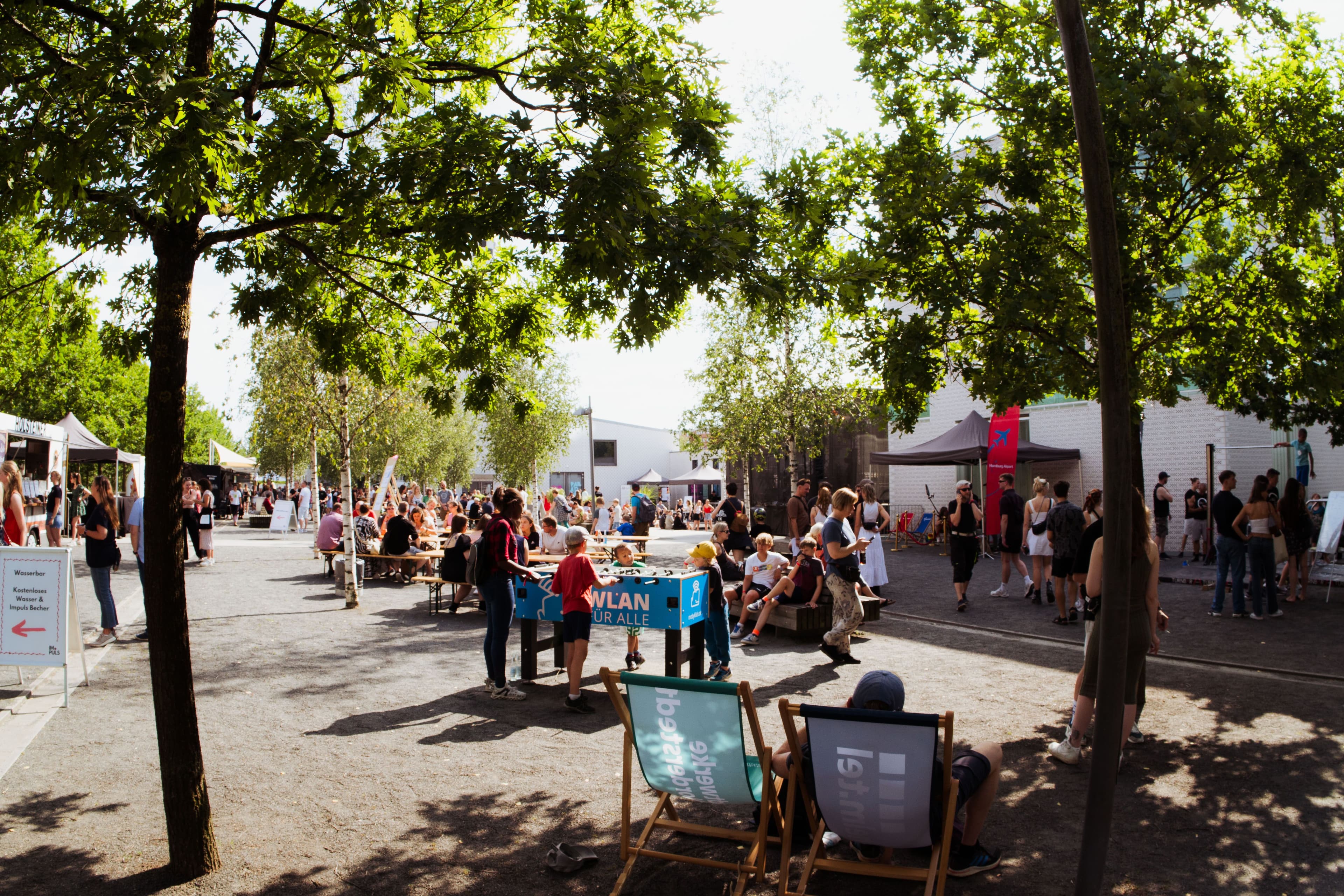Personen auf dem Gelände des Impuls Festivals