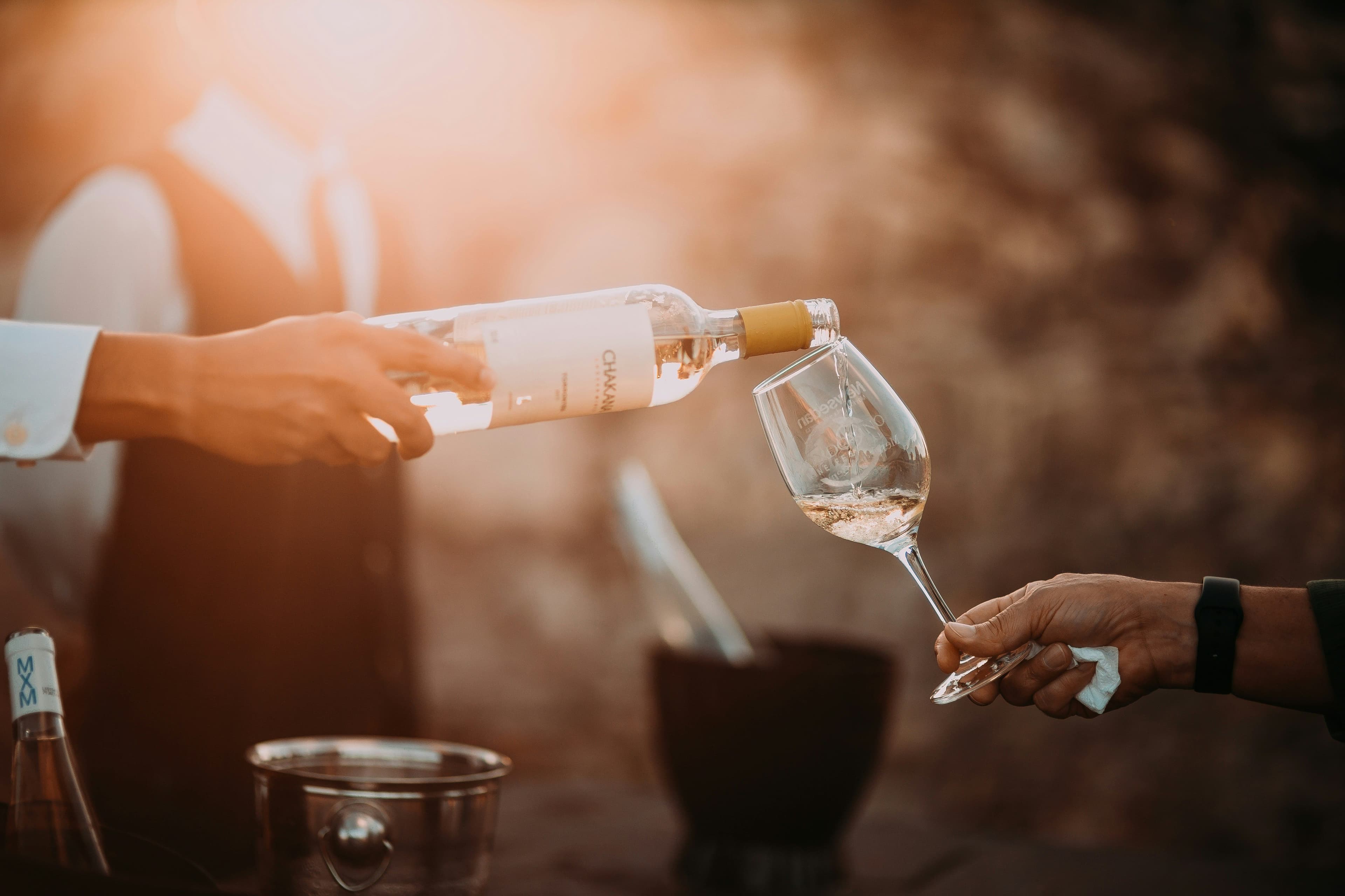 Ein Glas Wein wird eingeschenkt.