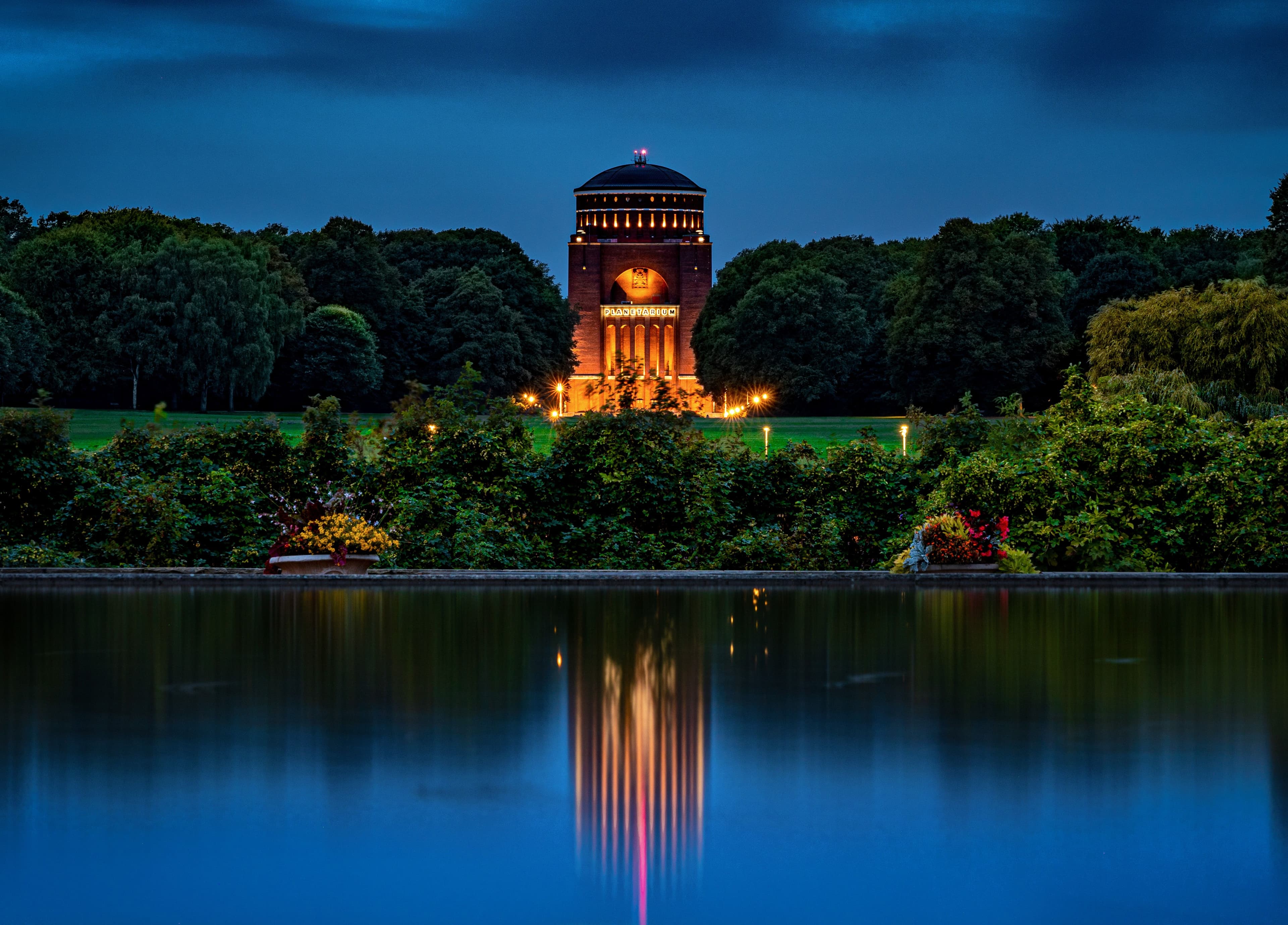 Planetarium Hamburg bei Nachthimmel mit Wasserspiegelung